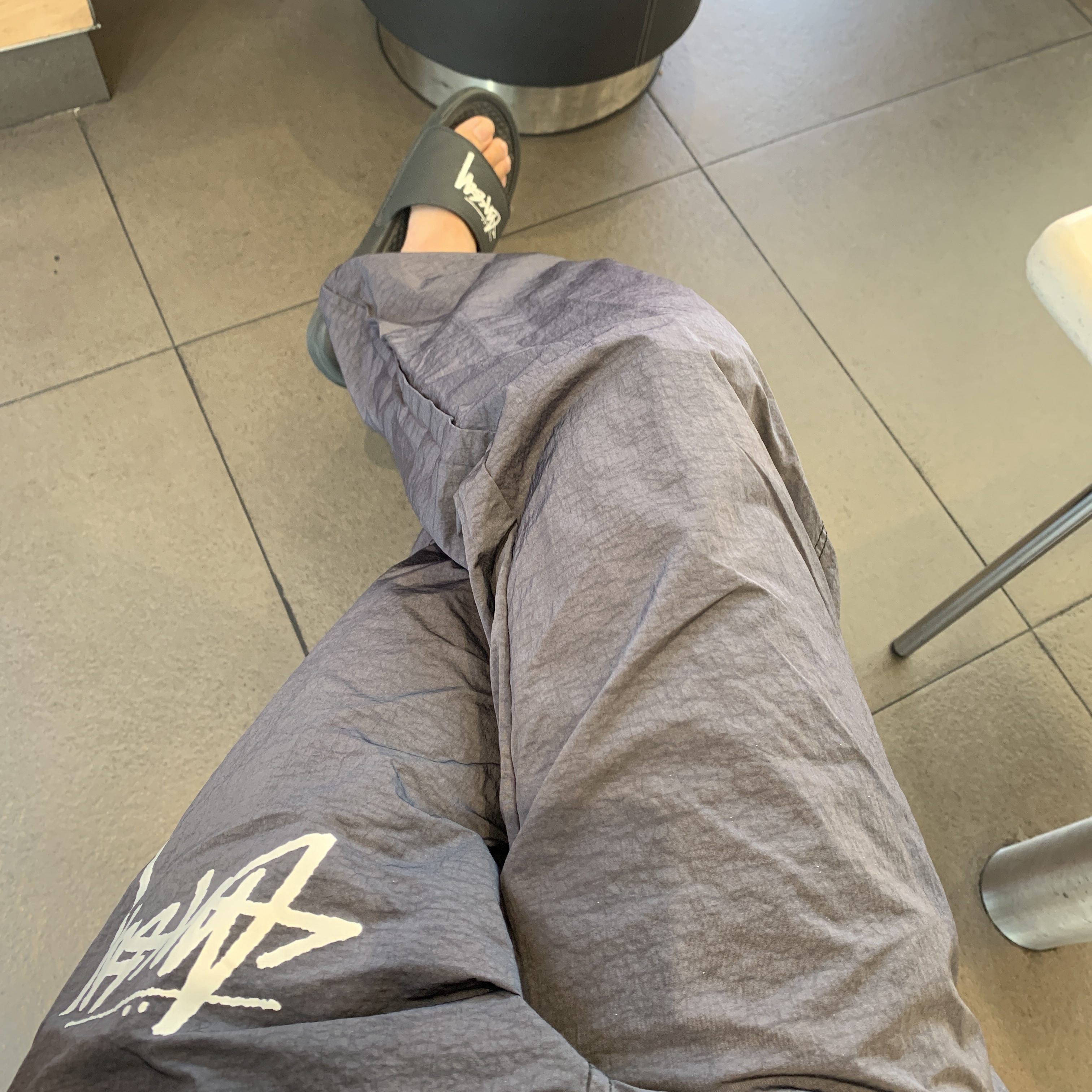 Nike x Stussy Benassi Slide Off Noir, Nike x Stussy Beach Pants Off Noir 착용 스타일