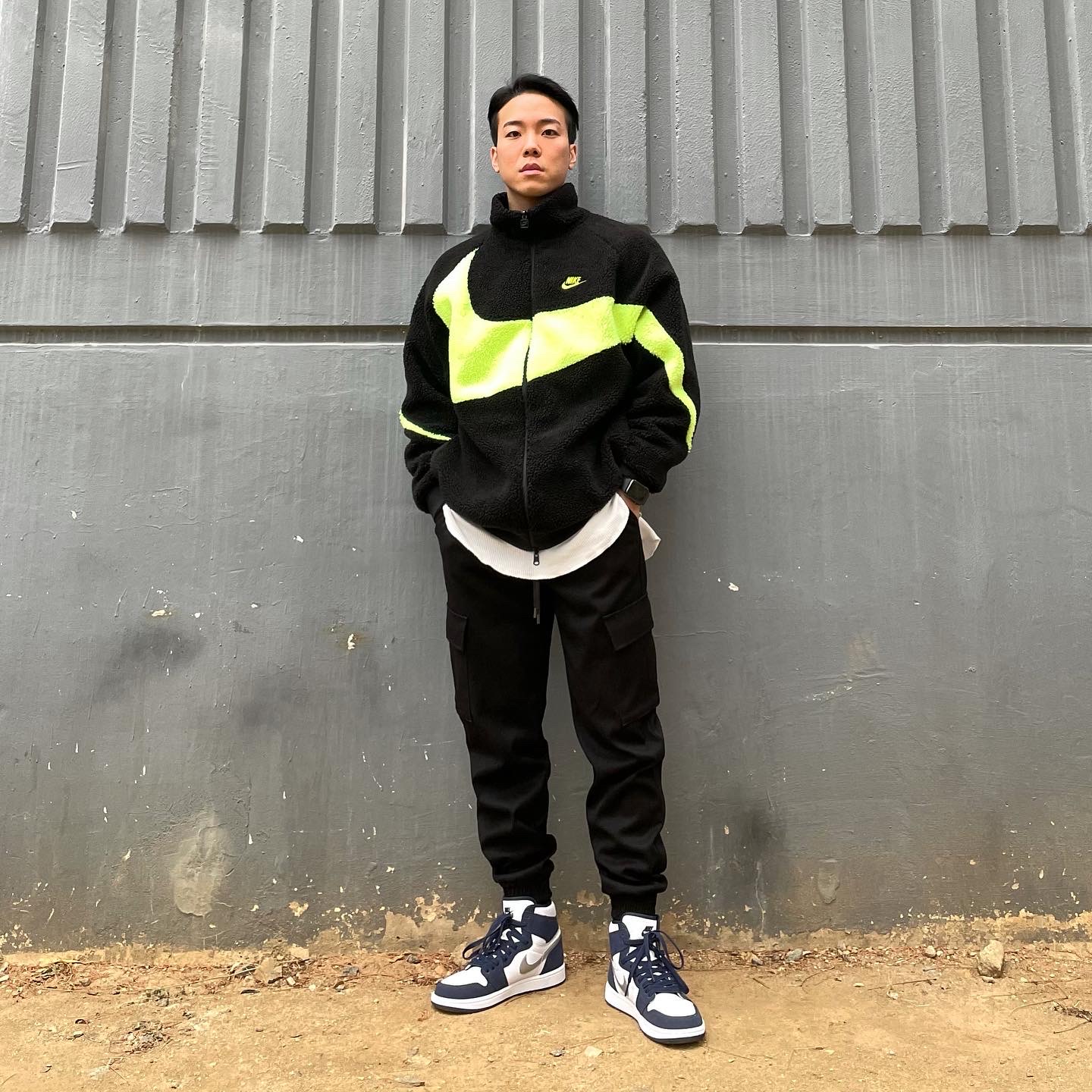 Jordan 1 Retro High OG CO.JP Midnight Navy, Nike Big Swoosh Full Zip Jacket Black Volt 착용 스타일 - 1