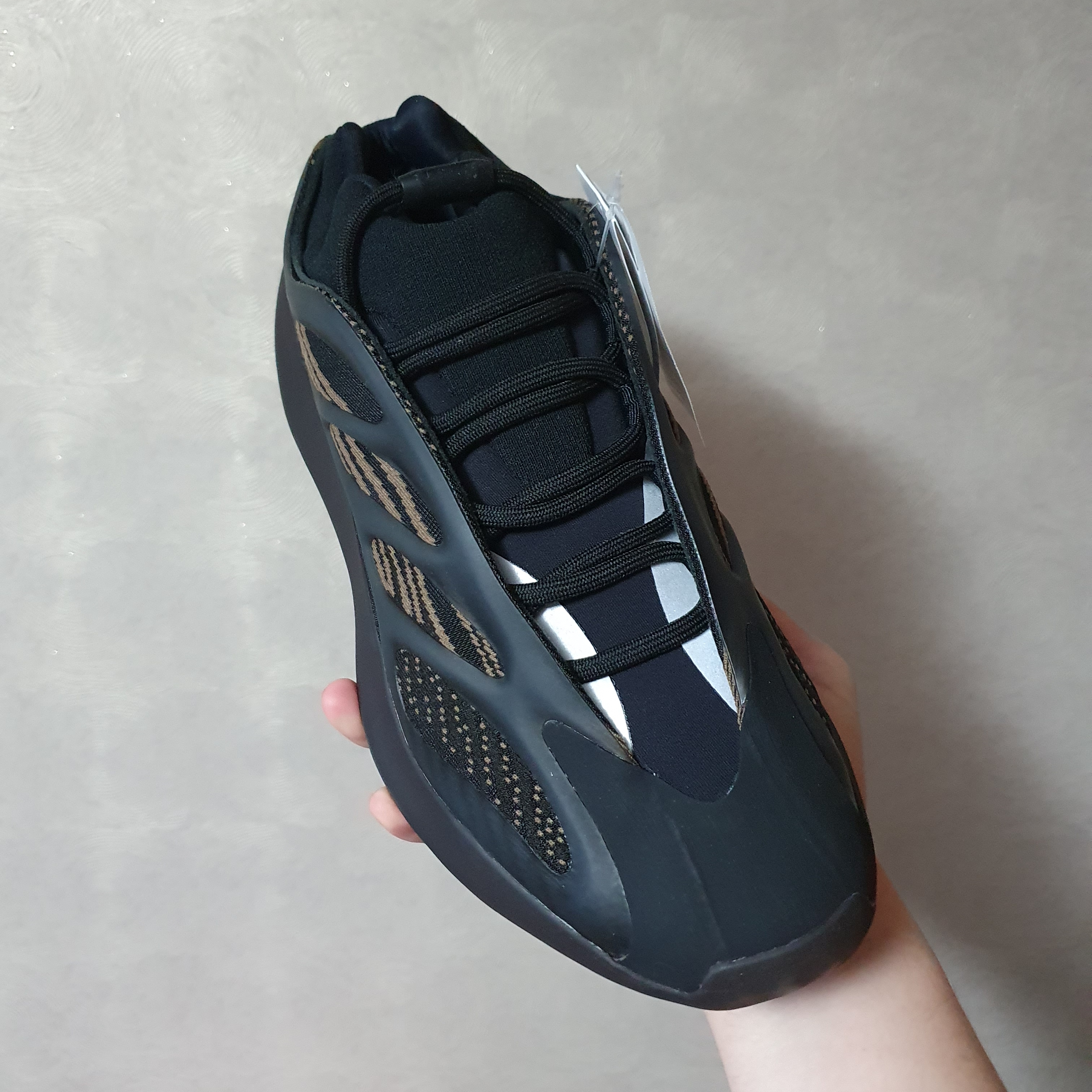 Adidas Yeezy 700 V3 Clay Brown 착용 스타일 - 2