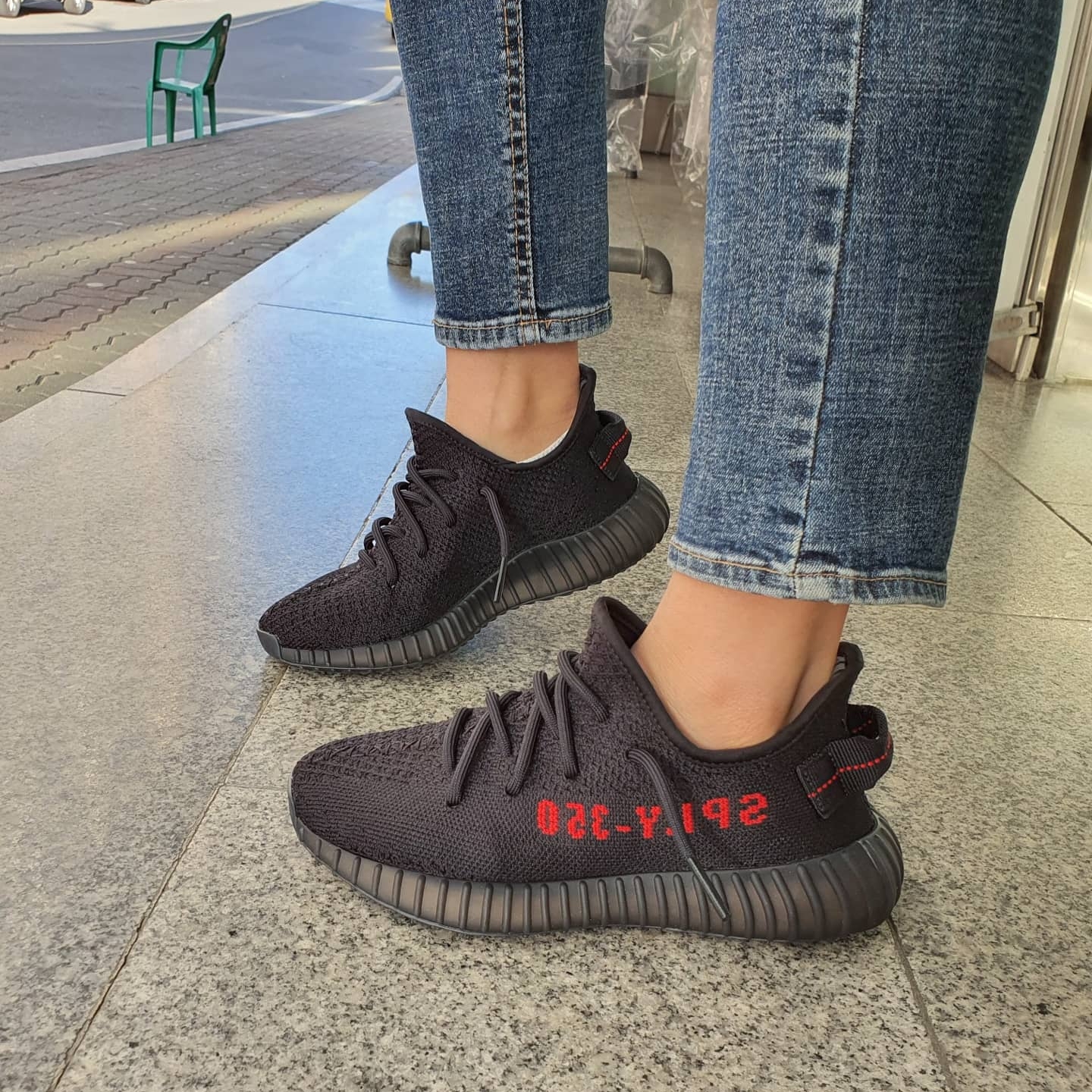 Adidas Yeezy Boost 350 V2 Black Red 2020 착용 스타일
