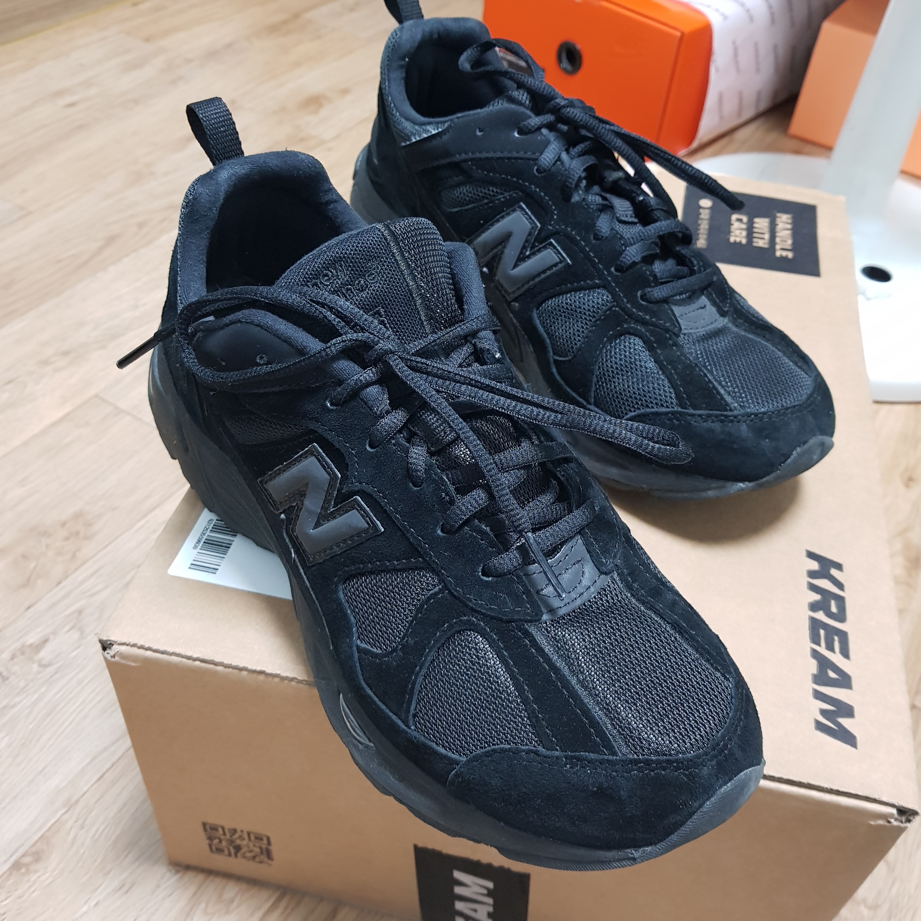New Balance 878 Triple Black 착용 스타일 - 1