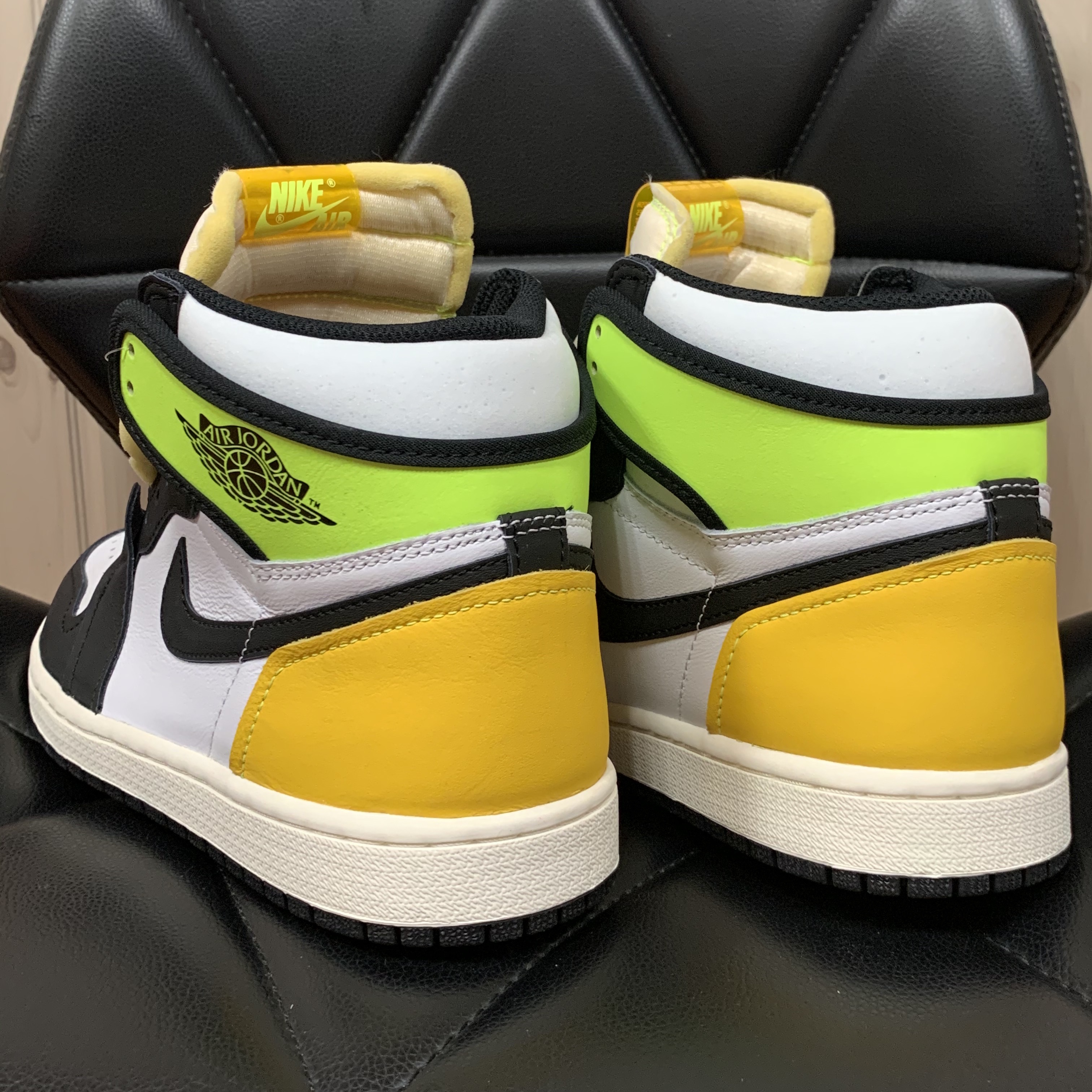 Jordan 1 Retro High OG Volt Gold 착용 스타일 - 1
