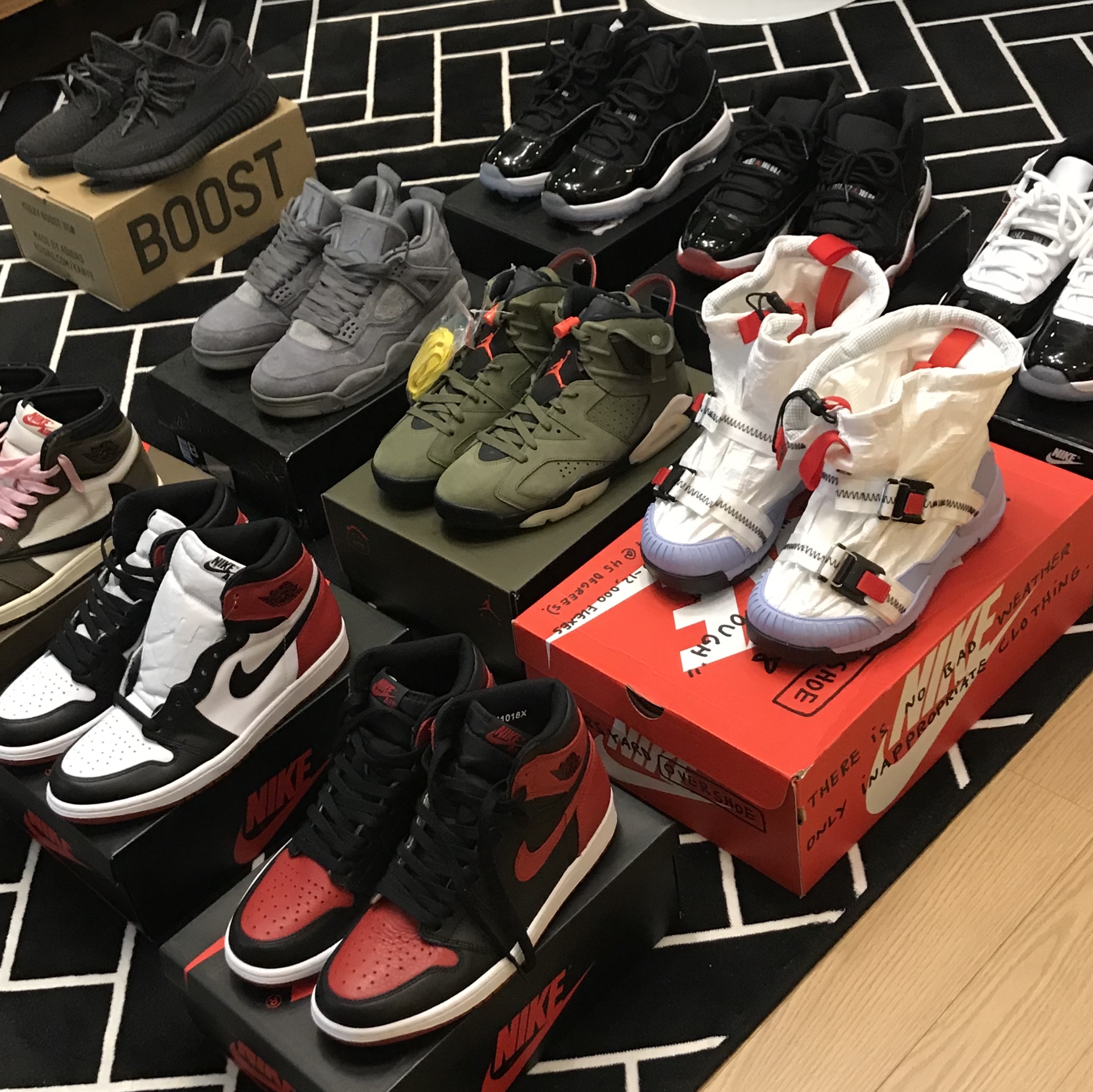 Jordan 4 x Kaws Retro Cool Grey, Jordan 1 x Travis Scott Retro High OG SP Mocha 착용 스타일