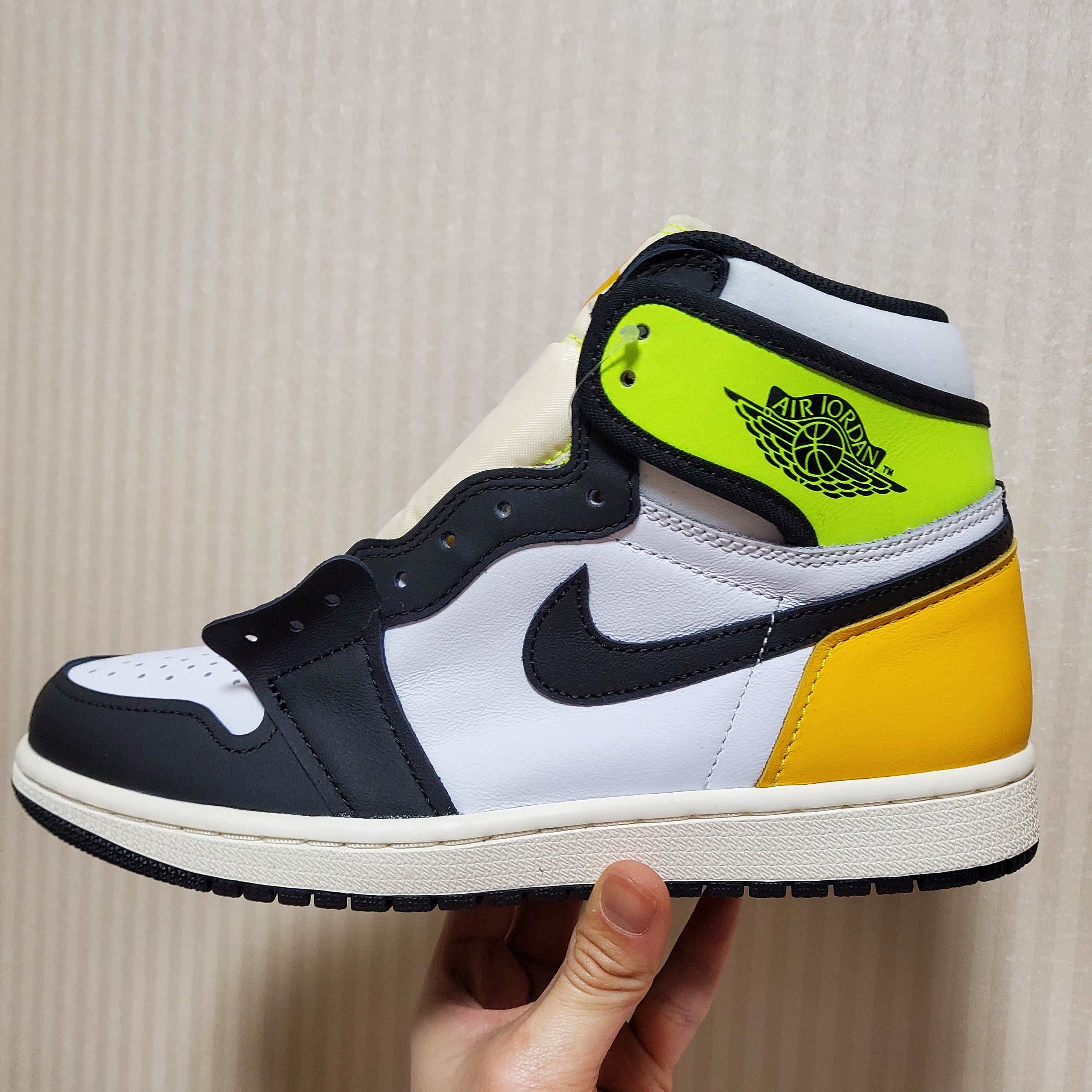 Jordan 1 Retro High OG Volt Gold 착용 스타일