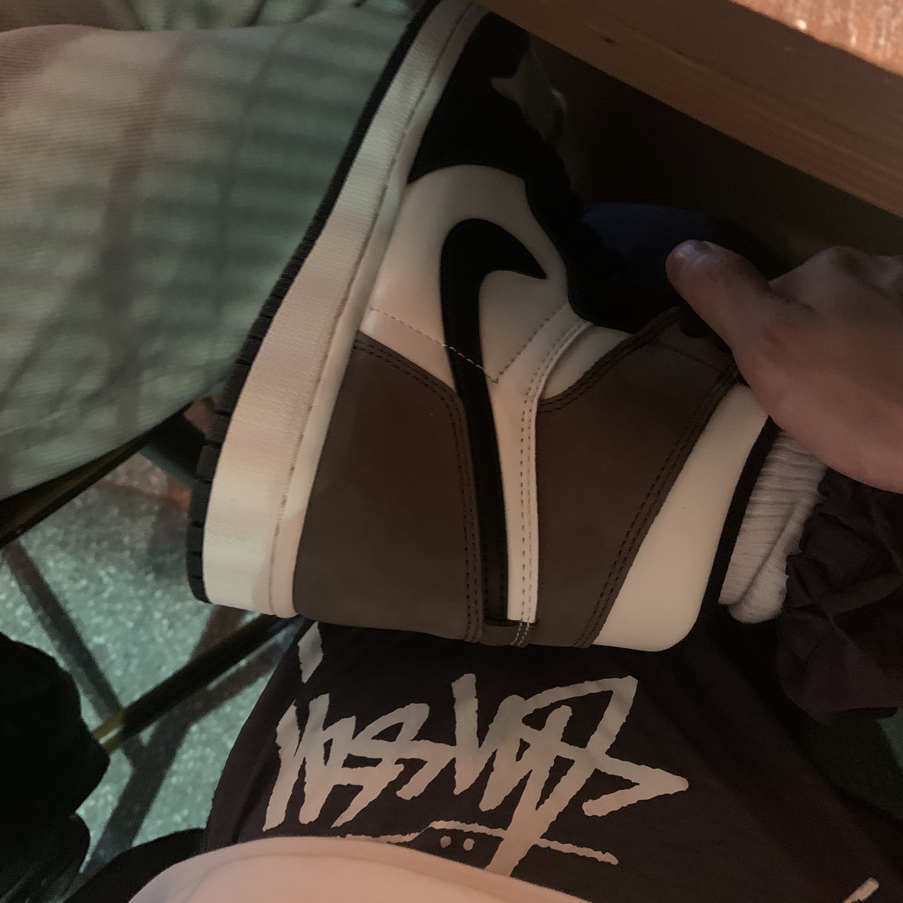 Jordan 1 Retro High OG Black Mocha, Nike x Stussy Beach Pants Off Noir 착용 스타일