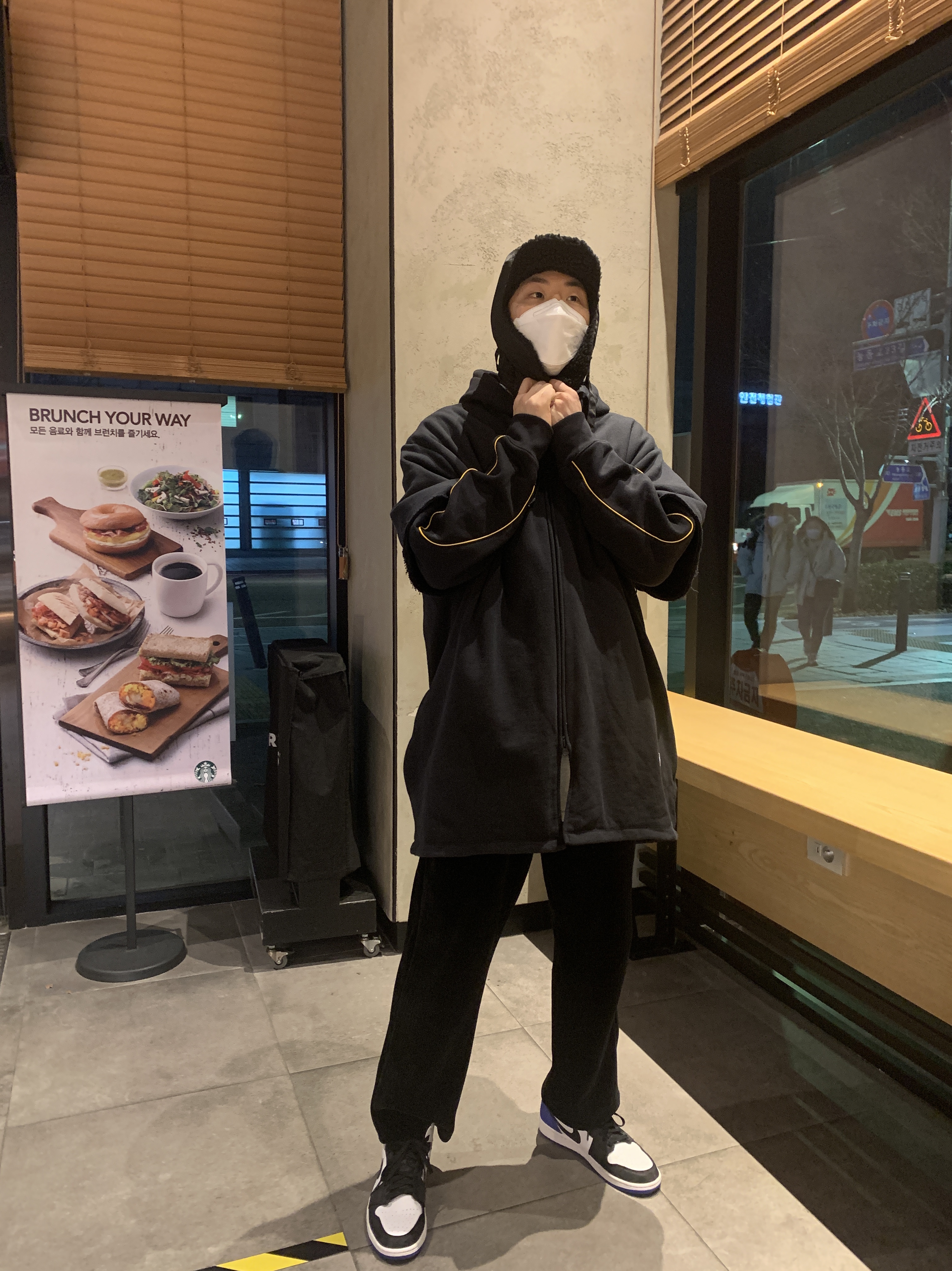 Jordan 1 Mid SE Hyper Royal, Nike x Drake Nocta Essential Hoodie Black - Asia 착용 스타일