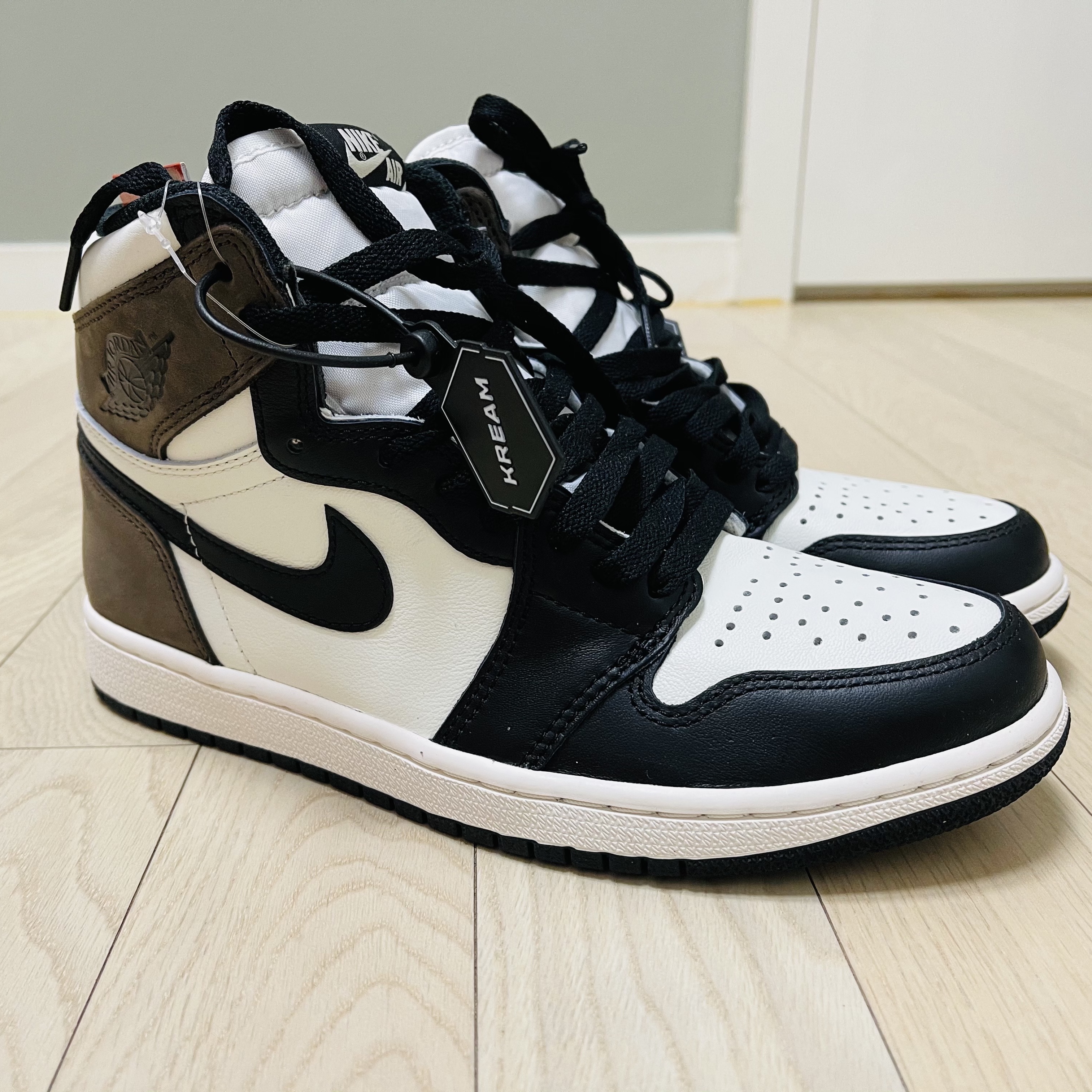 Jordan 1 Retro High OG Black Mocha 착용 스타일 - 4