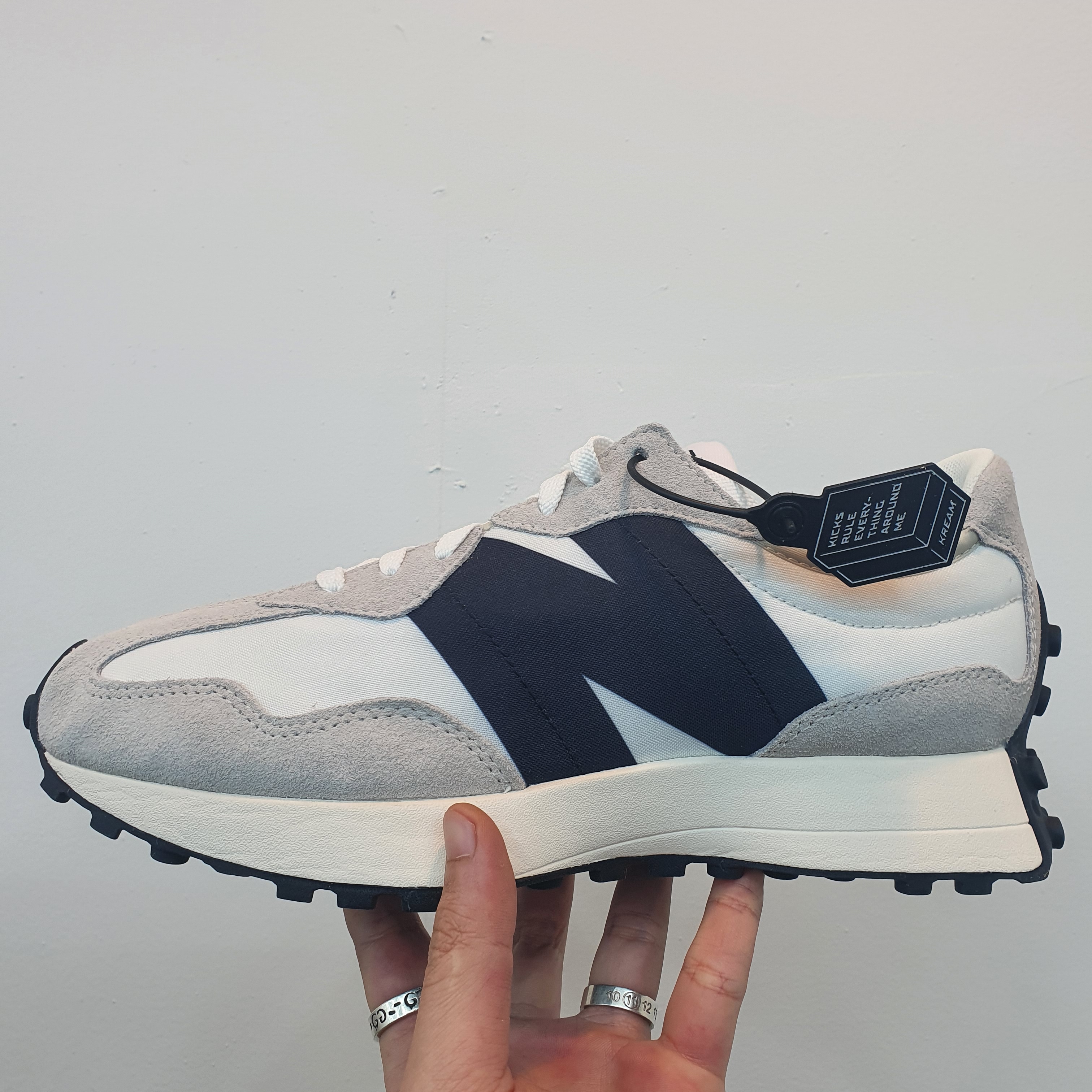 New Balance 327 White Black 착용 스타일