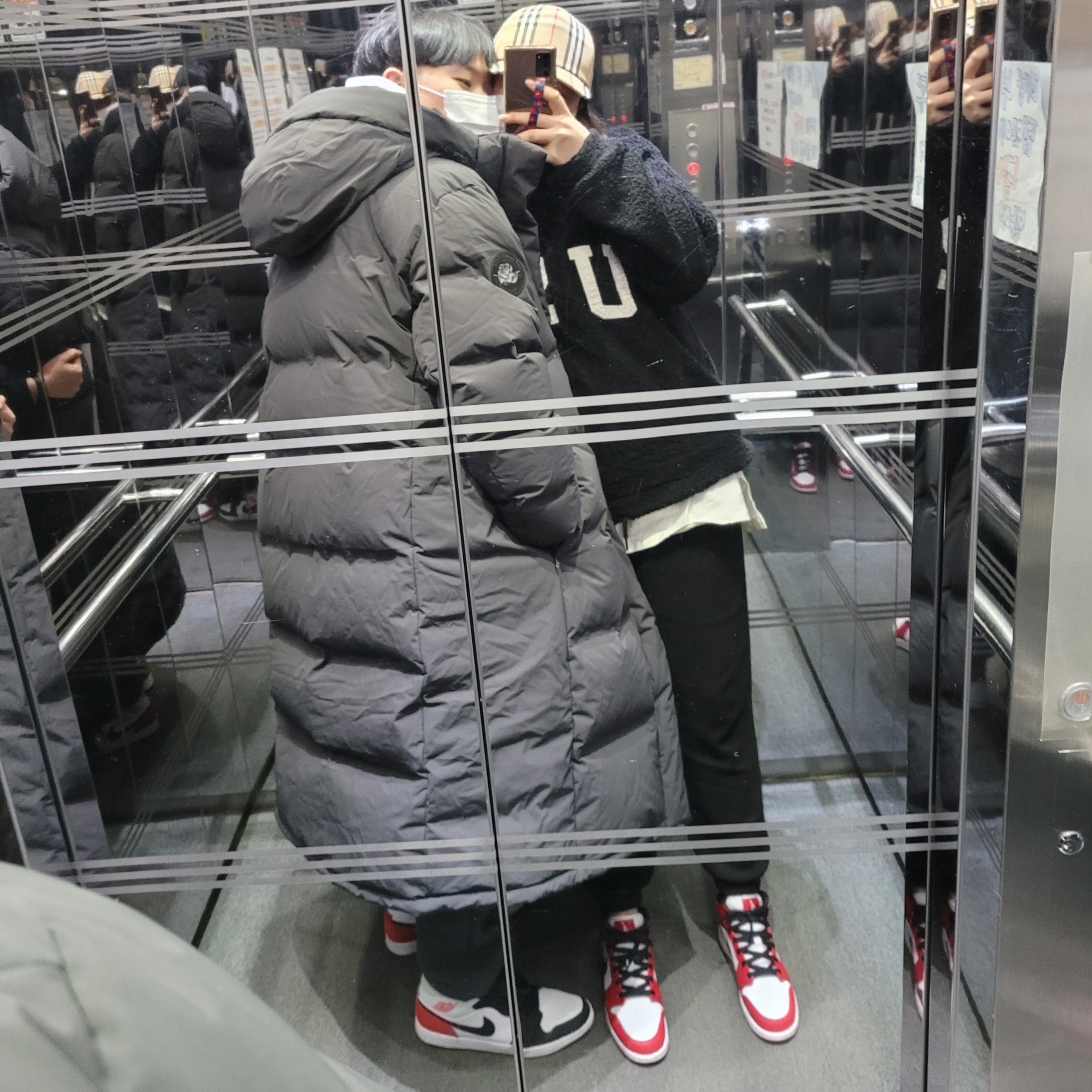 Jordan 1 Mid SE Track Red, (GS) Jordan 1 Mid White Gym Red Black 착용 스타일
