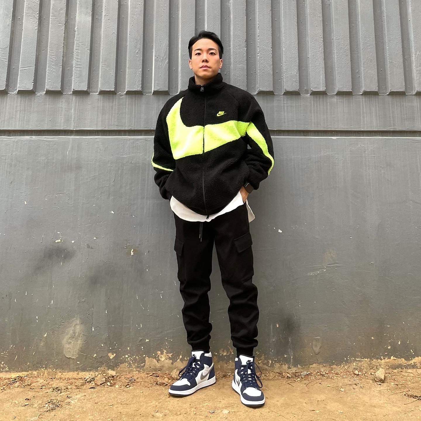 Jordan 1 Retro High OG CO.JP Midnight Navy, Nike Big Swoosh Full Zip Jacket Black Volt 착용 스타일 - 2