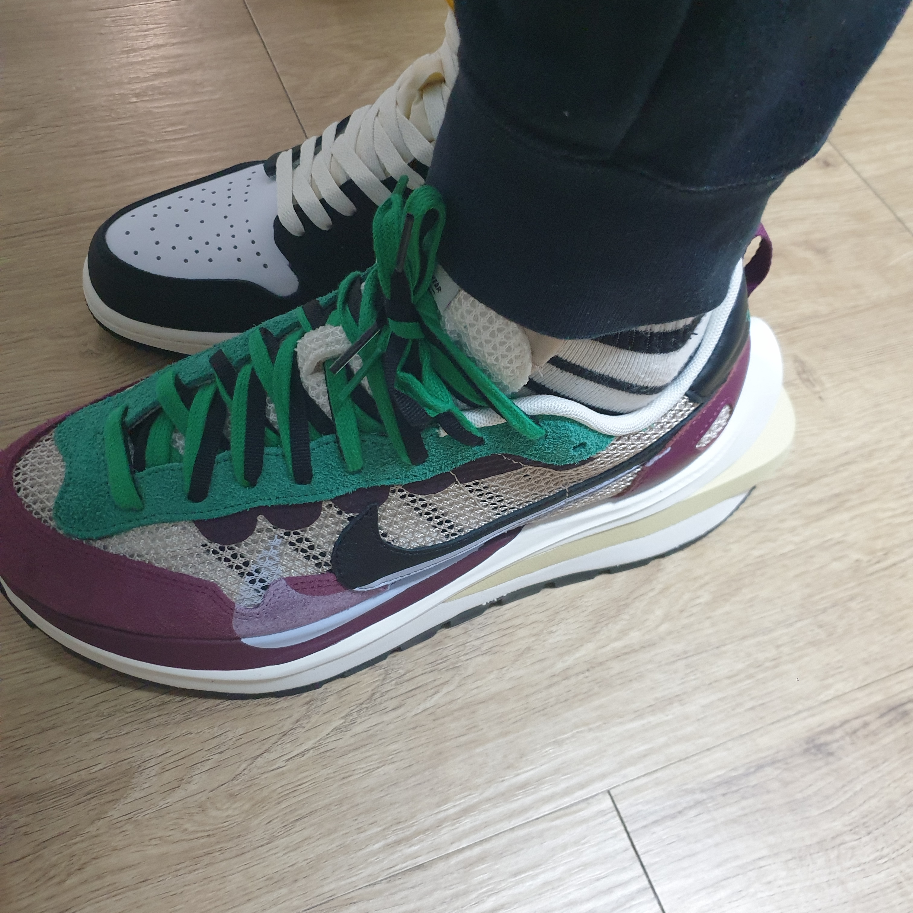 Jordan 1 Retro High OG Volt Gold, Nike x Sacai VaporWaffle String & Black Villain Red 착용 스타일 - 2