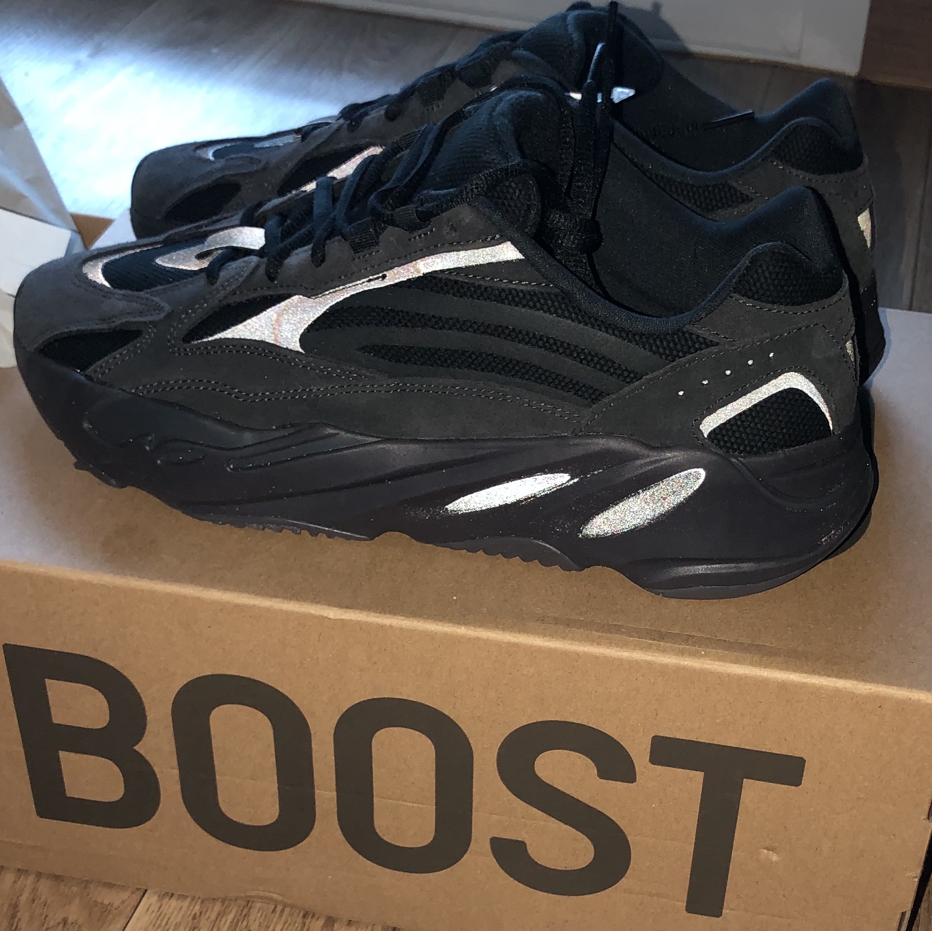 Adidas Yeezy Boost 700 V2 Vanta 2019 착용 스타일