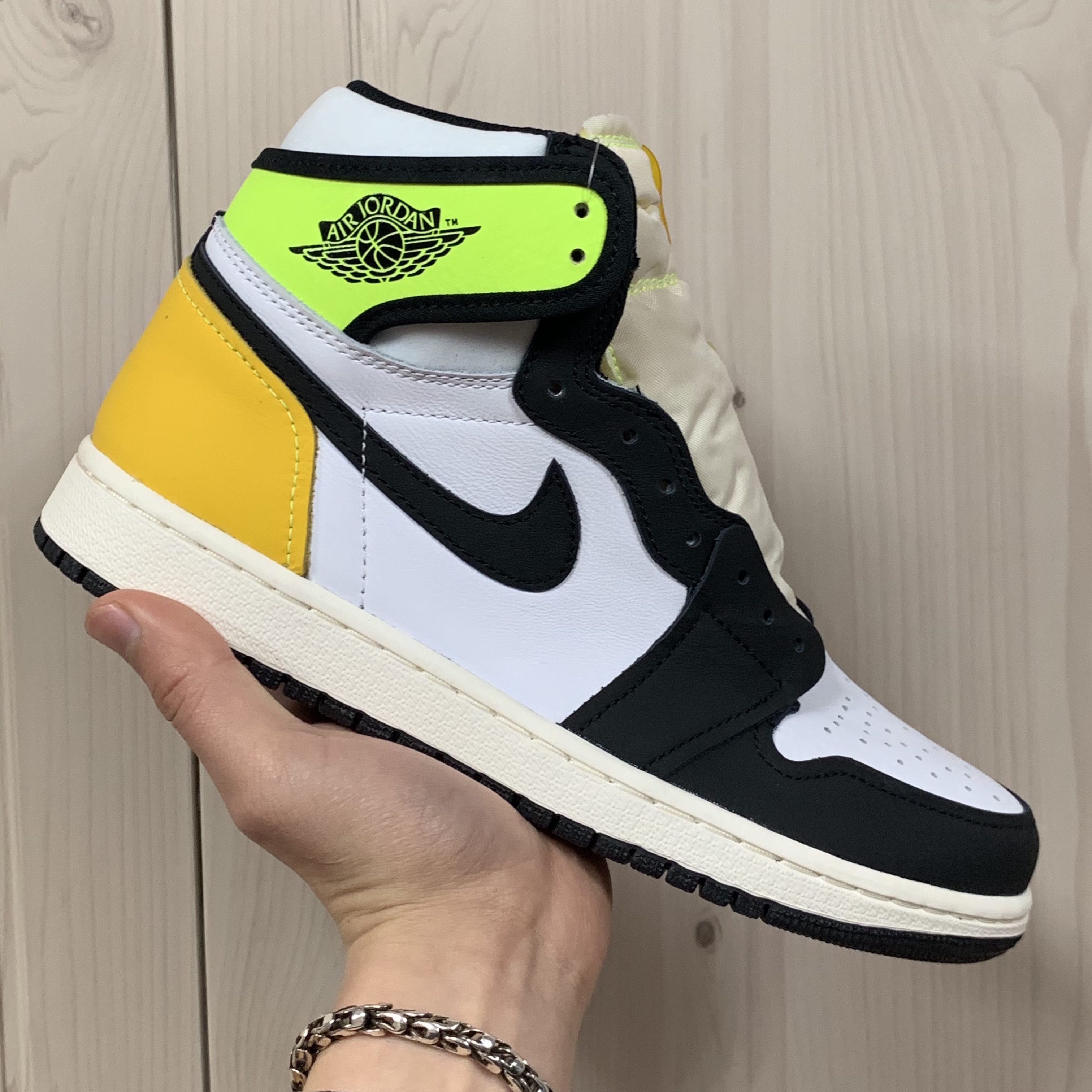 Jordan 1 Retro High OG Volt Gold 착용 스타일 - 5