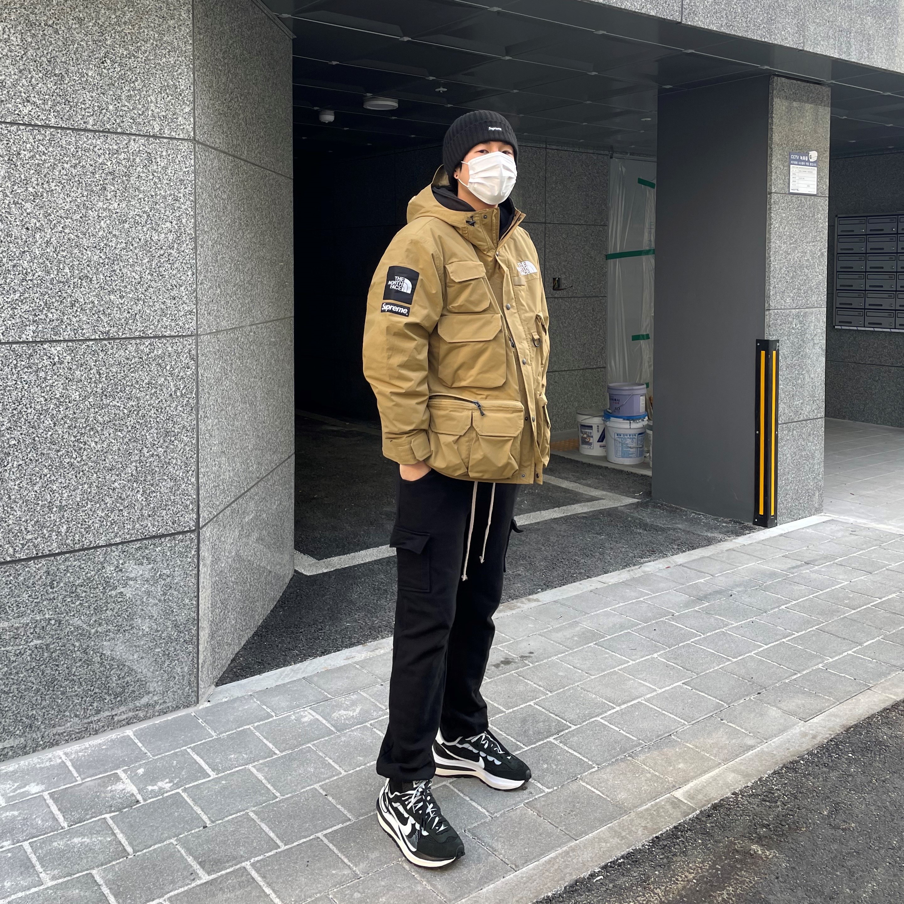 Supreme x The North Face Cargo Jacket Gold - 20SS, Nike x Sacai VaporWaffle Black White 착용 스타일