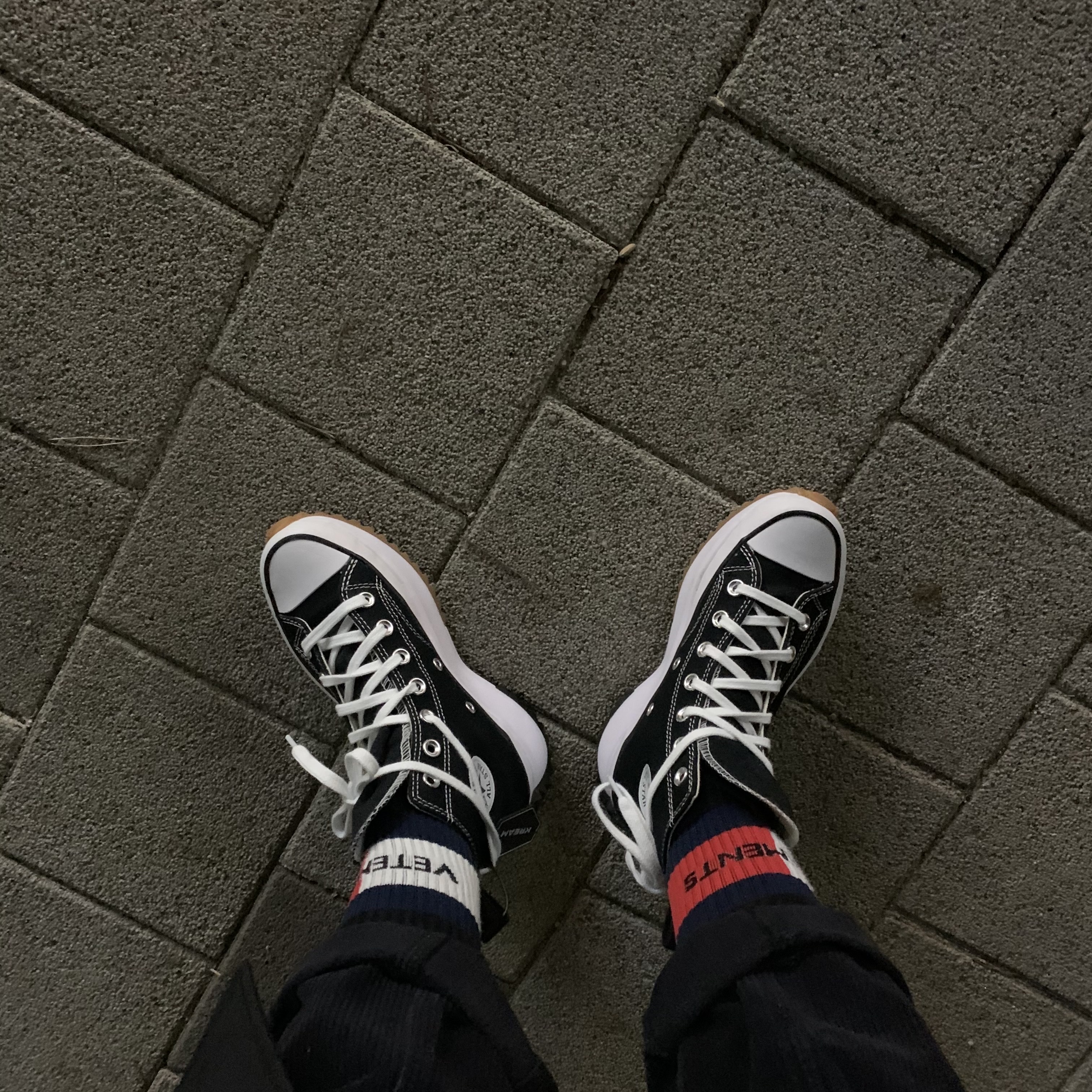 Converse Run Star Hike Hi Black White Gum 착용 스타일 - 3