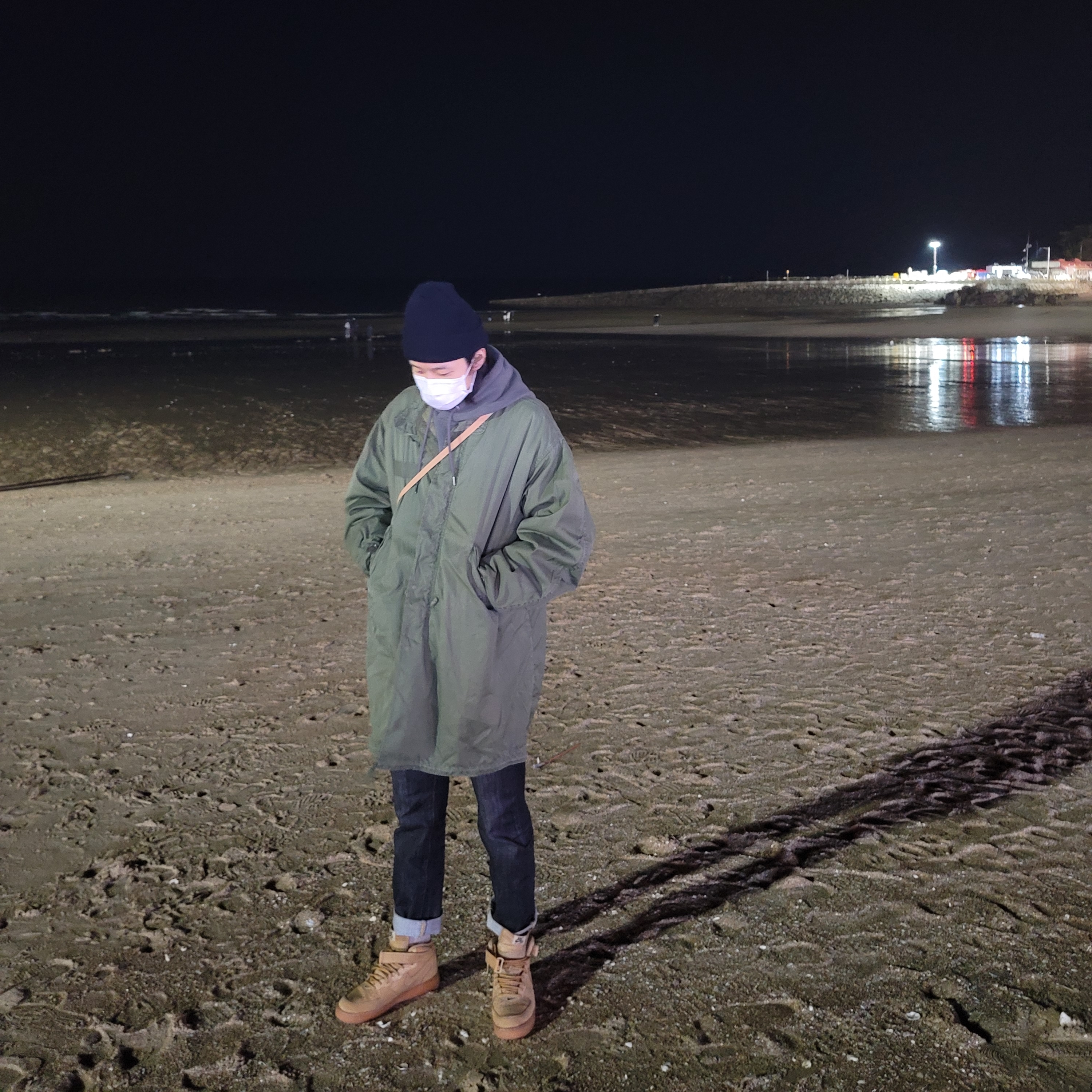 Nike Air Force 1 Mid Flax and Outdoor Green 착용 스타일 - 1