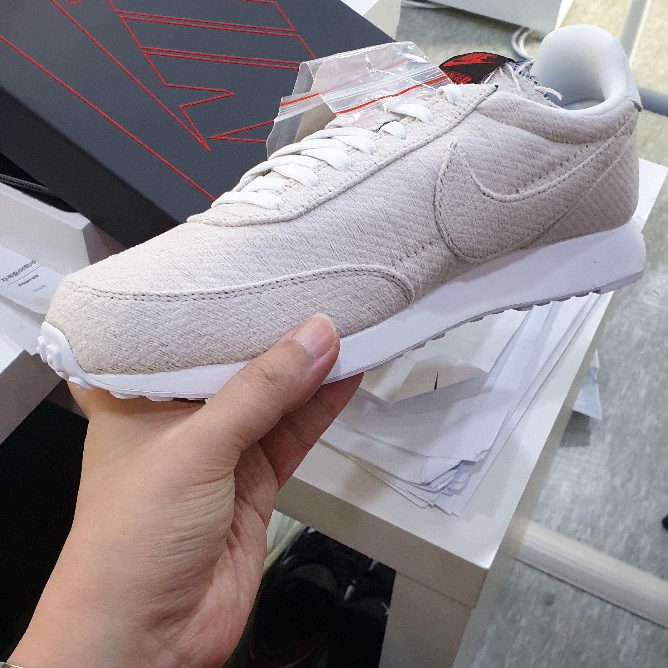 Nike x Stranger Things Air Tailwind 79 Sail Upside Down Pack 착용 스타일 - 1