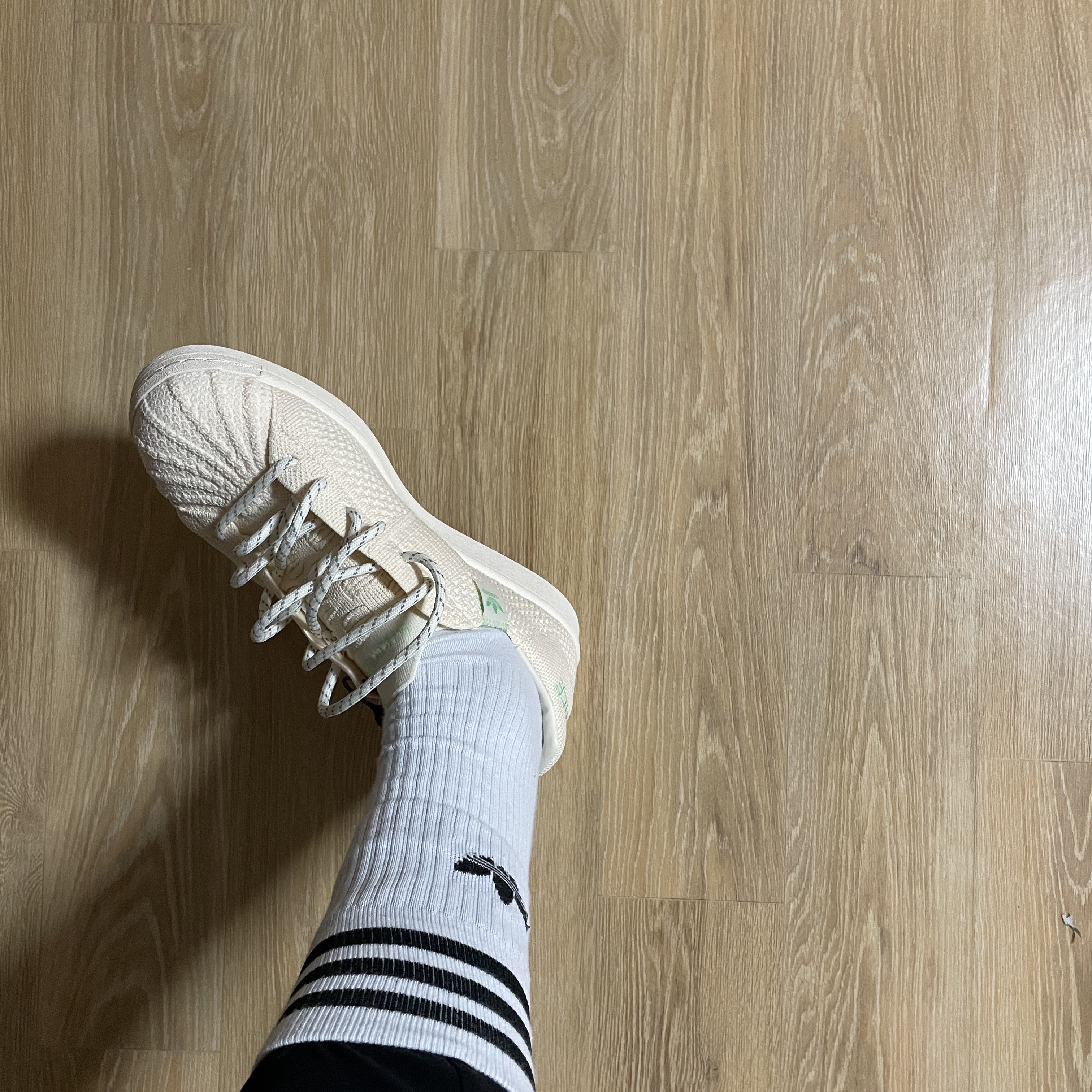 Adidas x Pharrell Williams Superstar Primeknit Cream 착용 스타일 - 5