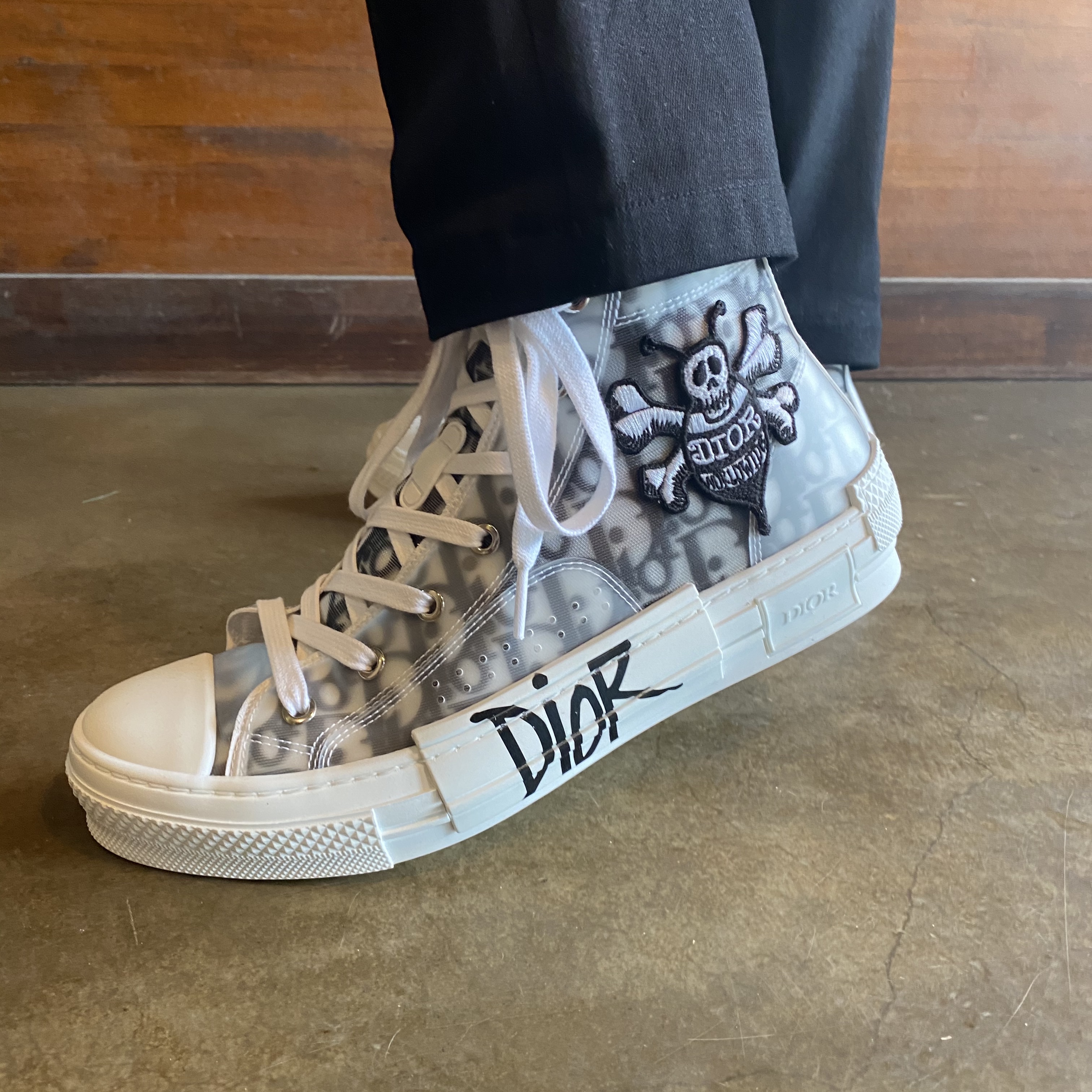 Dior x Shawn B23 High Dior Oblique Canvas Bee Embroidery Patch 착용 스타일 - 1