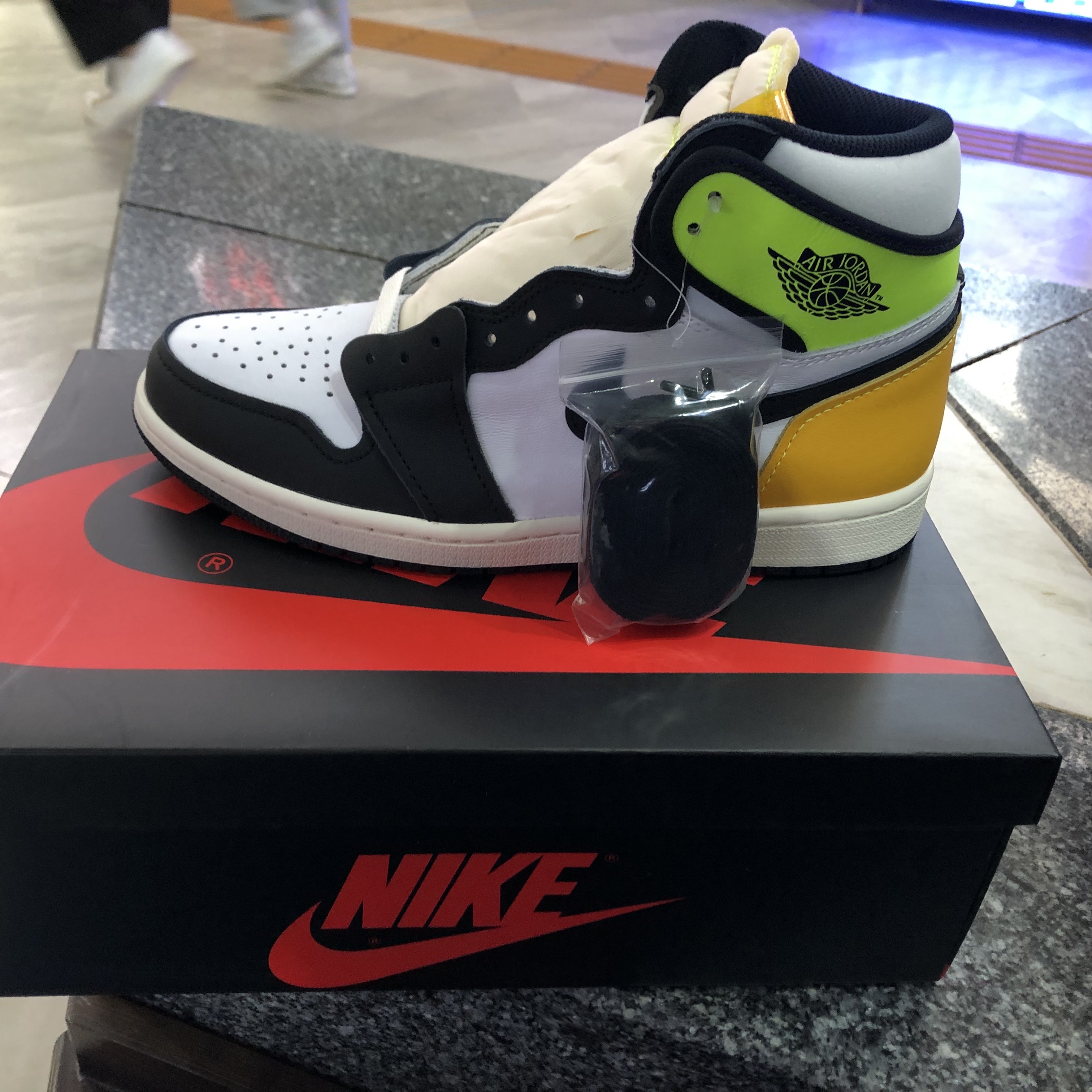 Jordan 1 Retro High OG Volt Gold 착용 스타일
