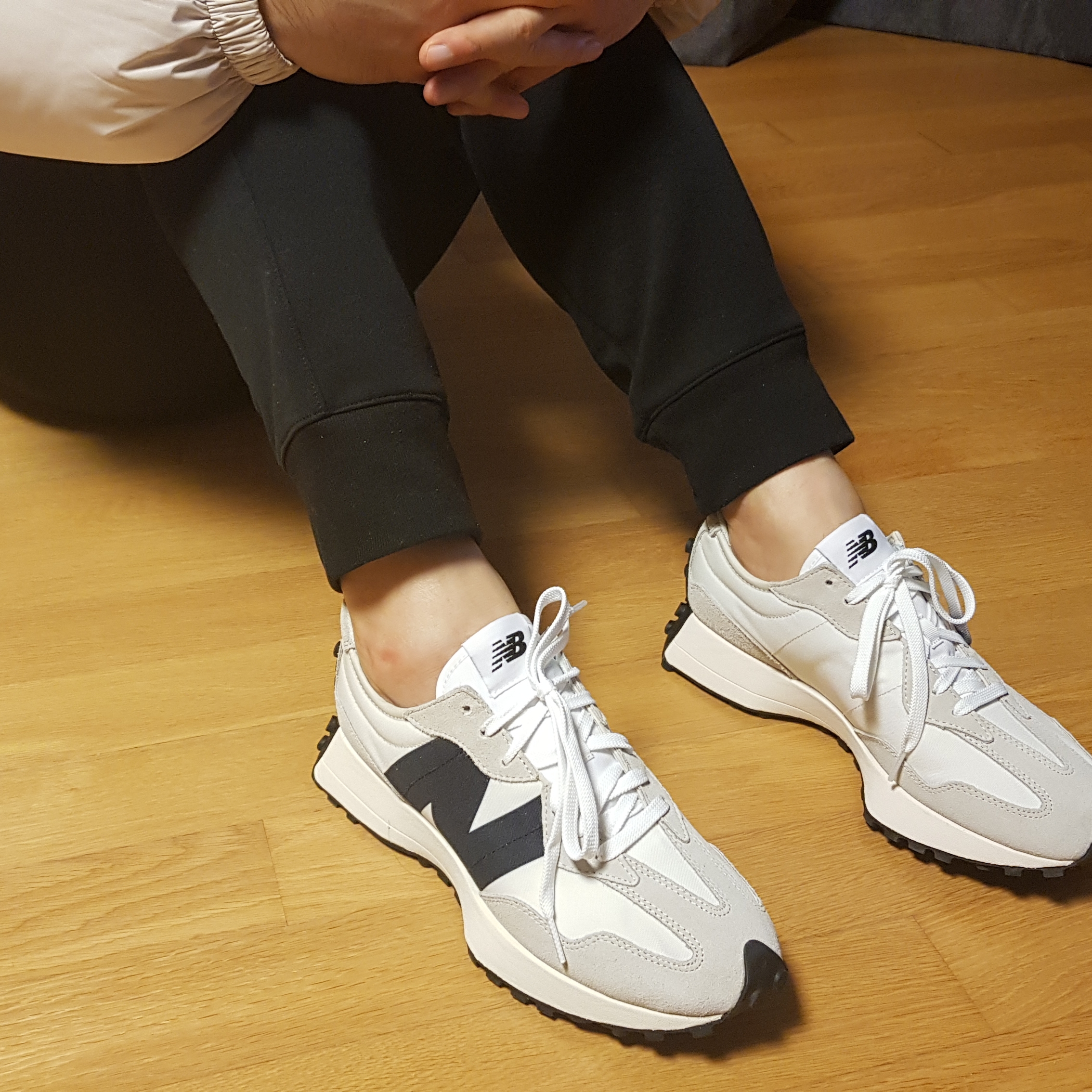 New Balance 327 White Black 착용 스타일 - 3