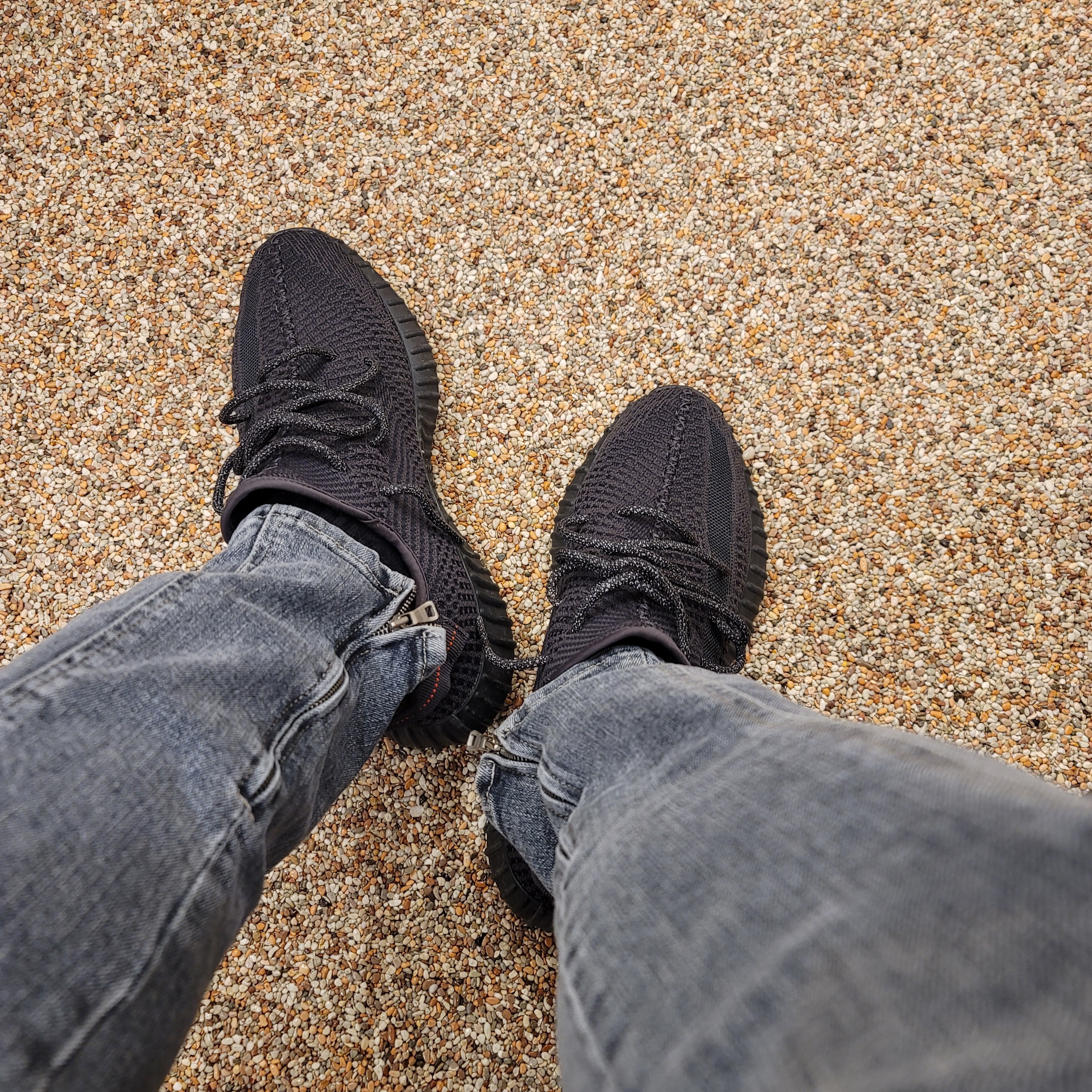 Adidas Yeezy Boost 350 V2 Black - Non-Reflective 착용 스타일 - 2