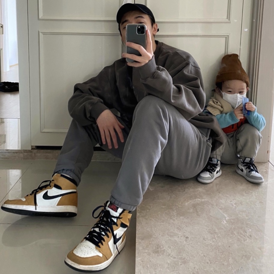 Jordan 1 Retro High Rookie of the Year, (TD) Jordan 1 Mid Light Smoke Grey 착용 스타일