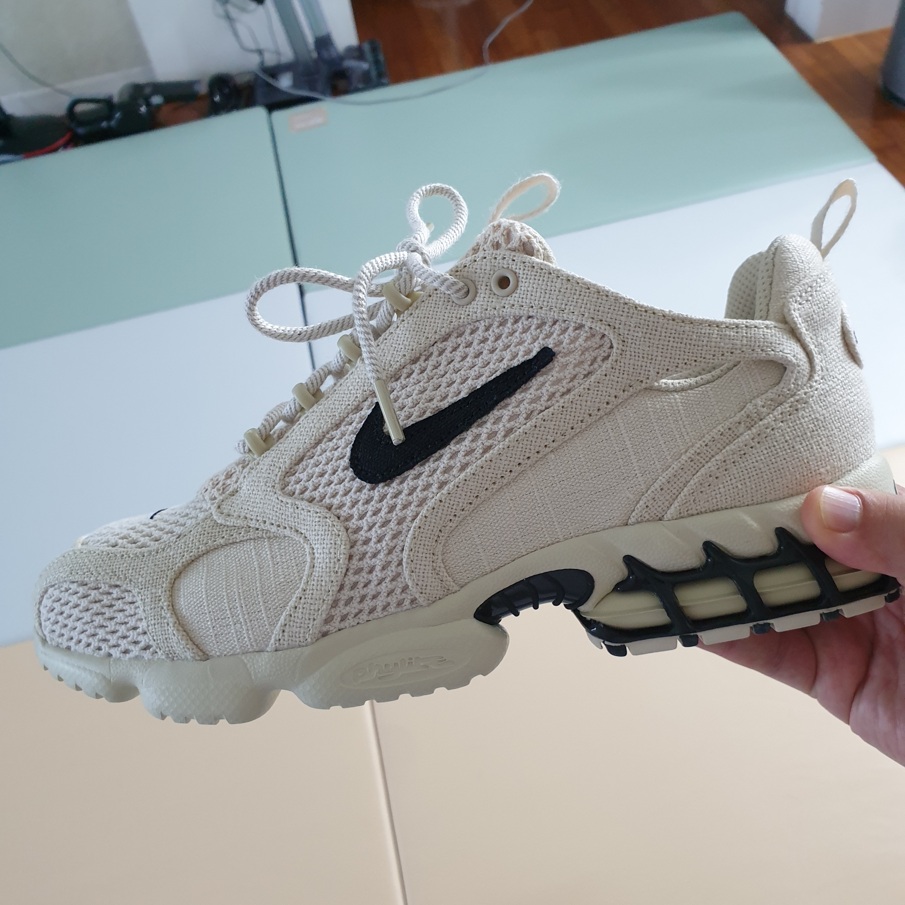 Nike x Stussy Air Zoom Spiridon Cage 2 Fossil 착용 스타일 - 2