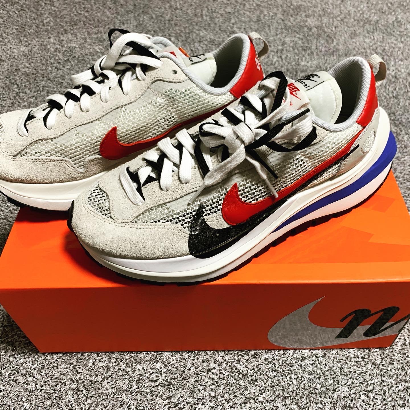 Nike x Sacai VaporWaffle Royal Fuchsia 착용 스타일 - 1