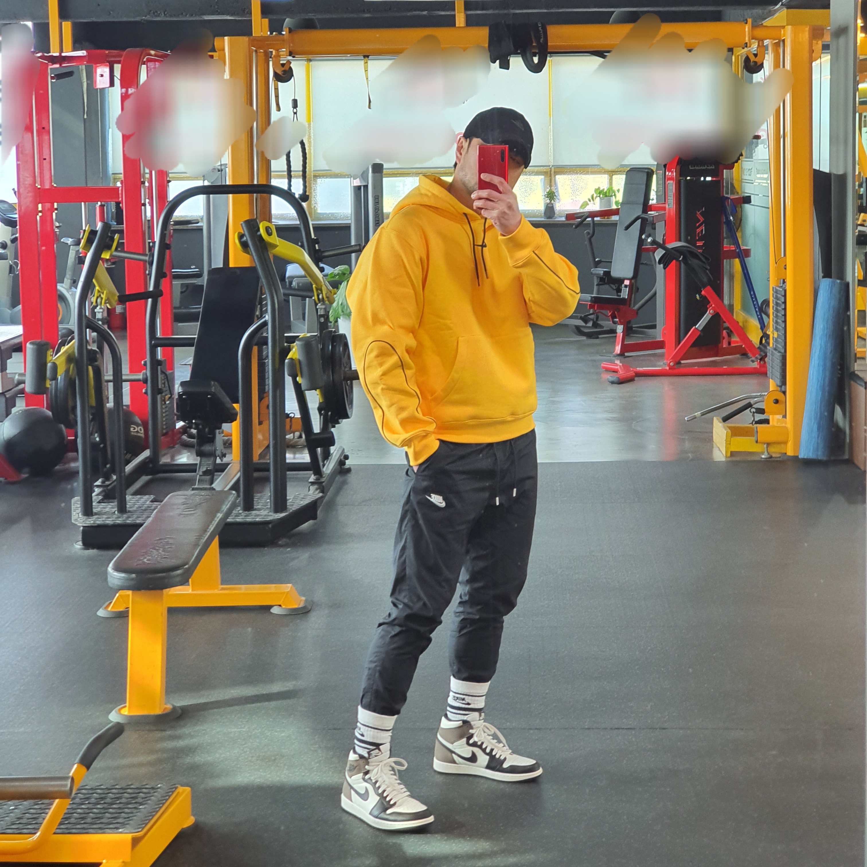 Nike x Drake Nocta Essential Hoodie University Gold - Asia, Jordan 1 Retro High OG Black Mocha 착용 스타일
