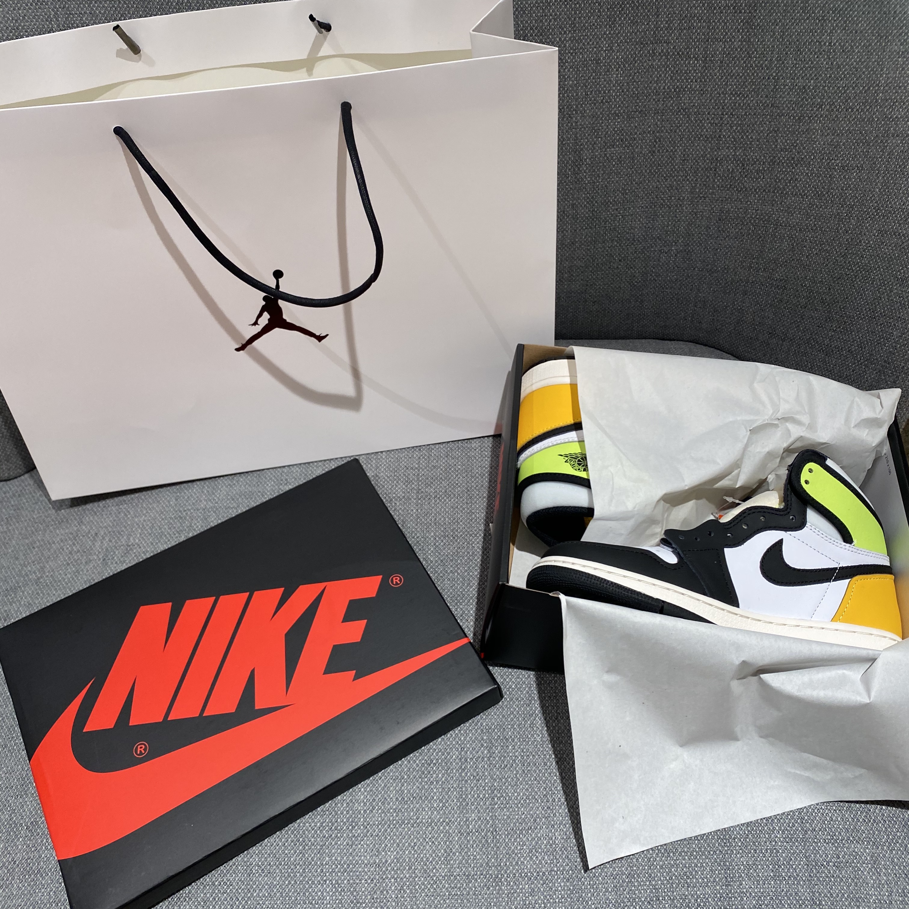 Jordan 1 Retro High OG Volt Gold 착용 스타일
