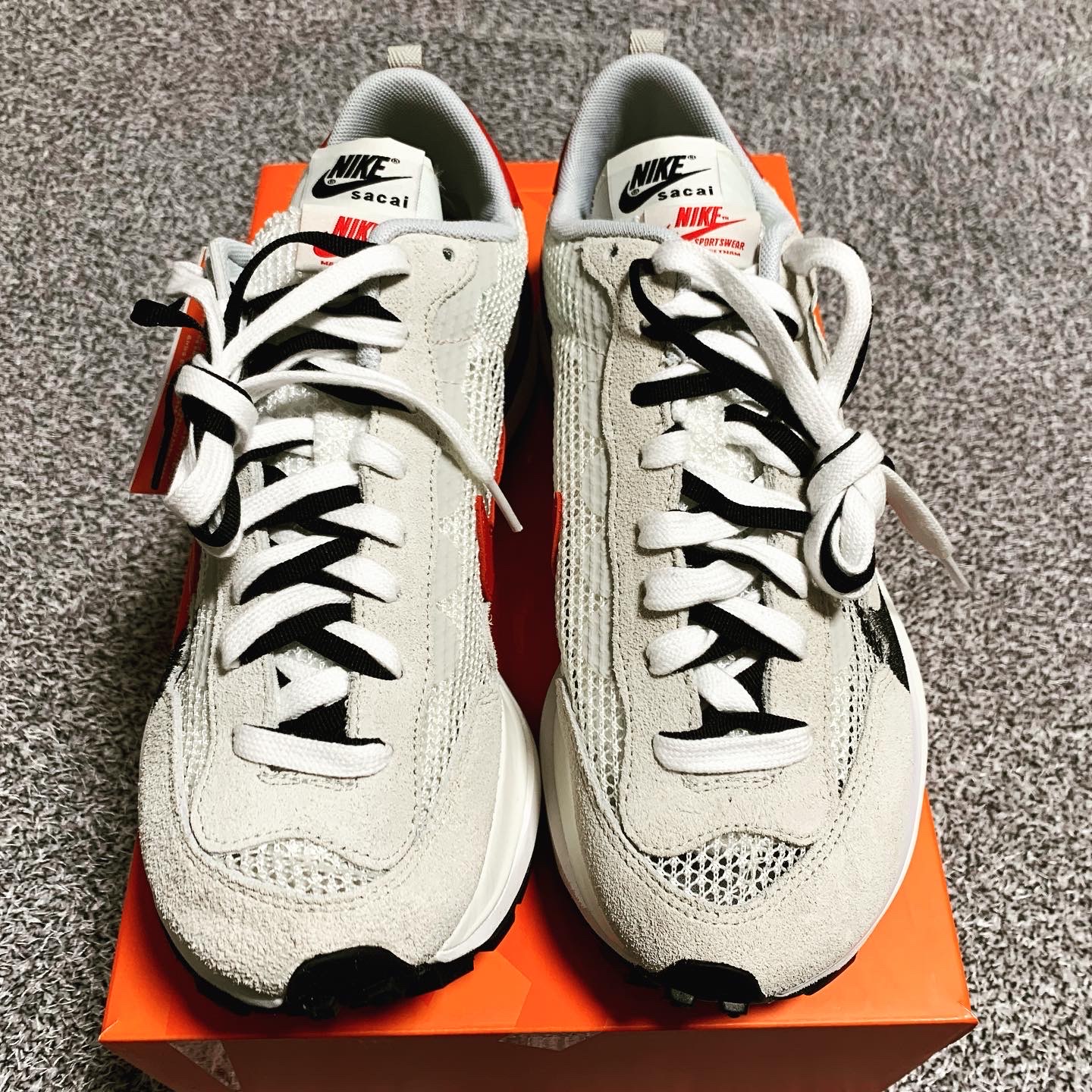 Nike x Sacai VaporWaffle Royal Fuchsia 착용 스타일 - 3
