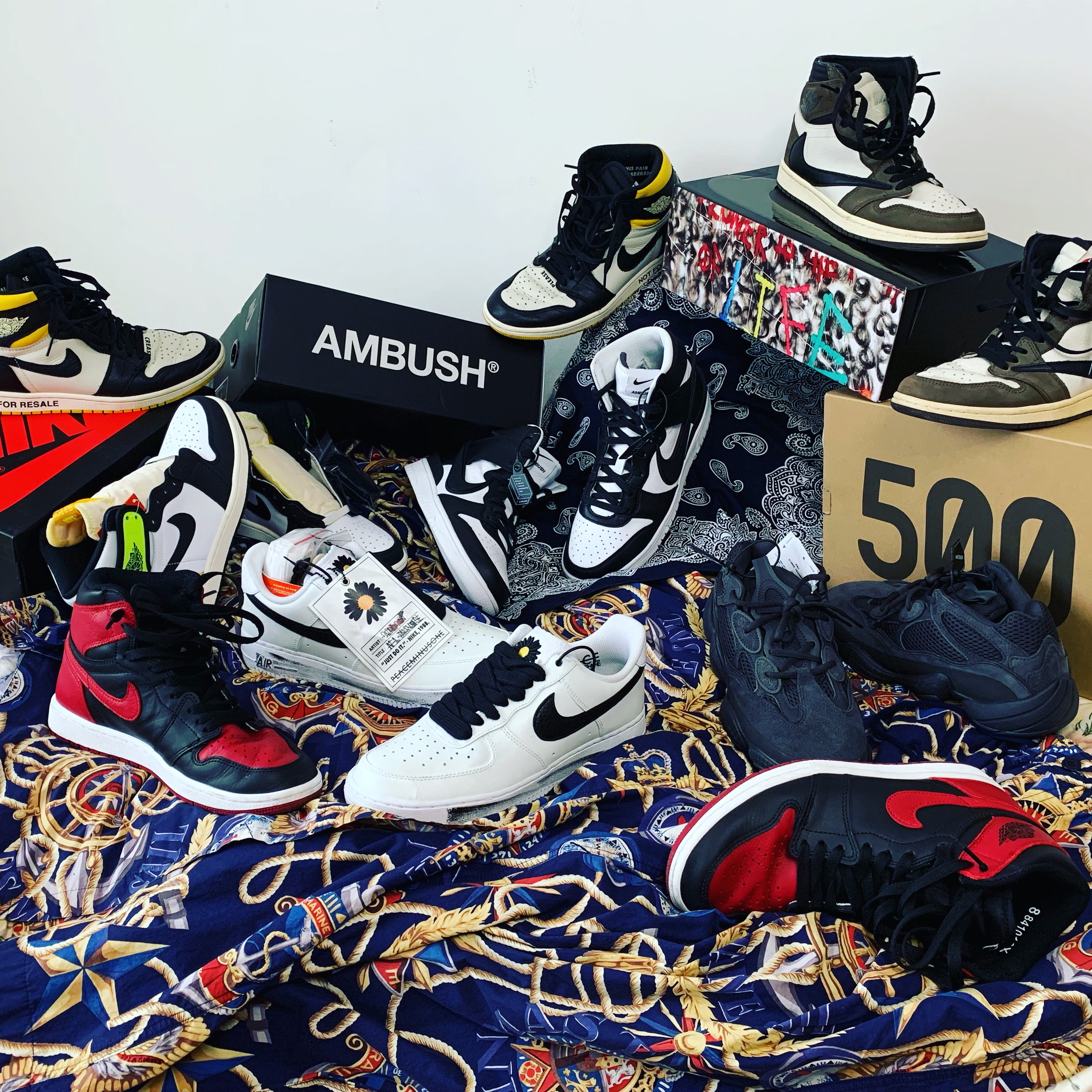 Adidas Yeezy 500 Utility Black 2018/2020, Jordan 1 Retro High Not for Resale Varsity Maize 착용 스타일