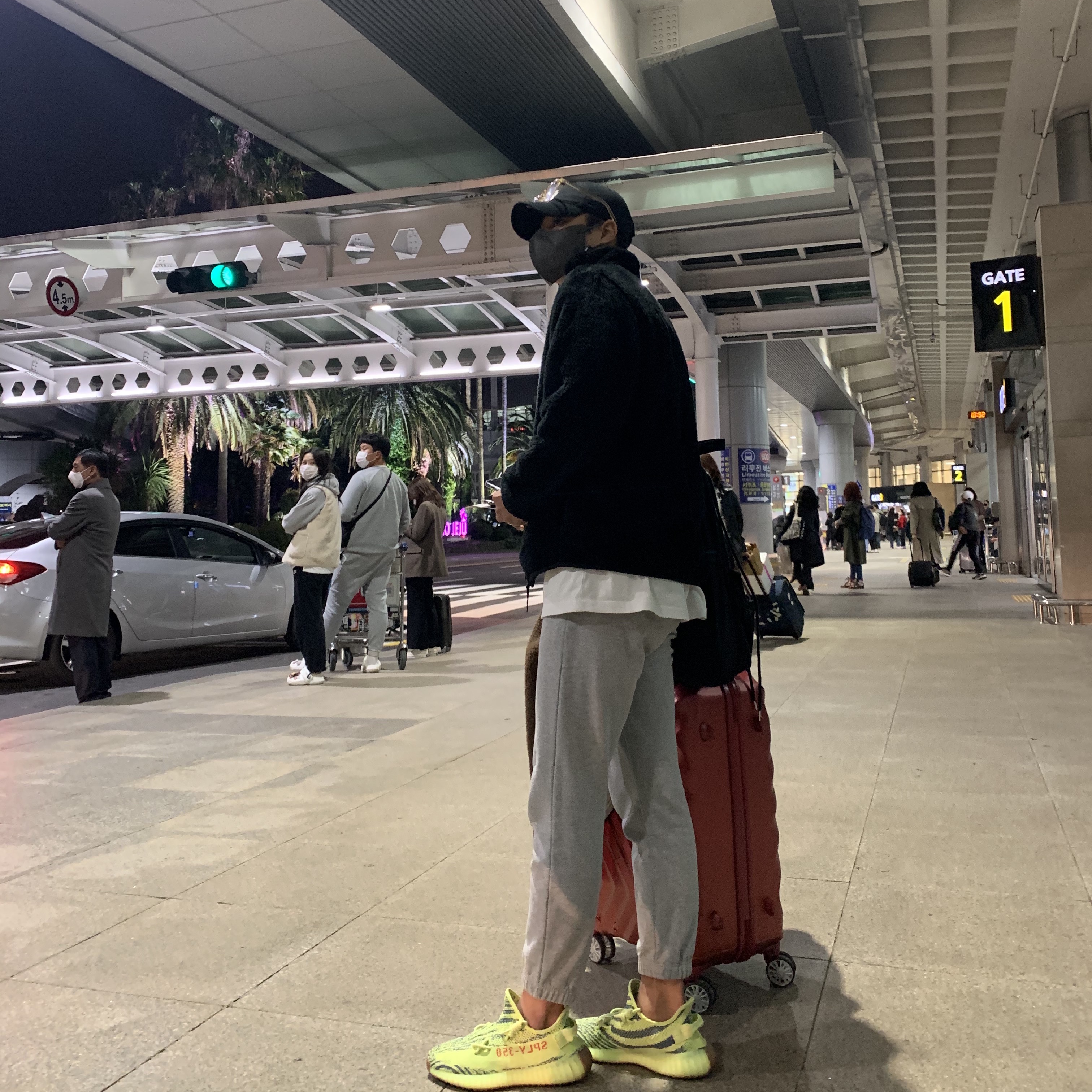 Adidas Yeezy Boost 350 V2 Semi Frozen Yellow 착용 스타일