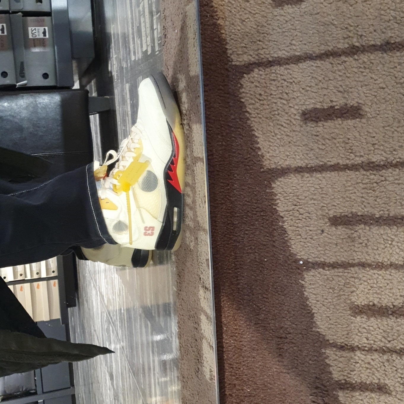 Jordan 5 x Off-White Retro SP Sail Fire Red 착용 스타일 - 1