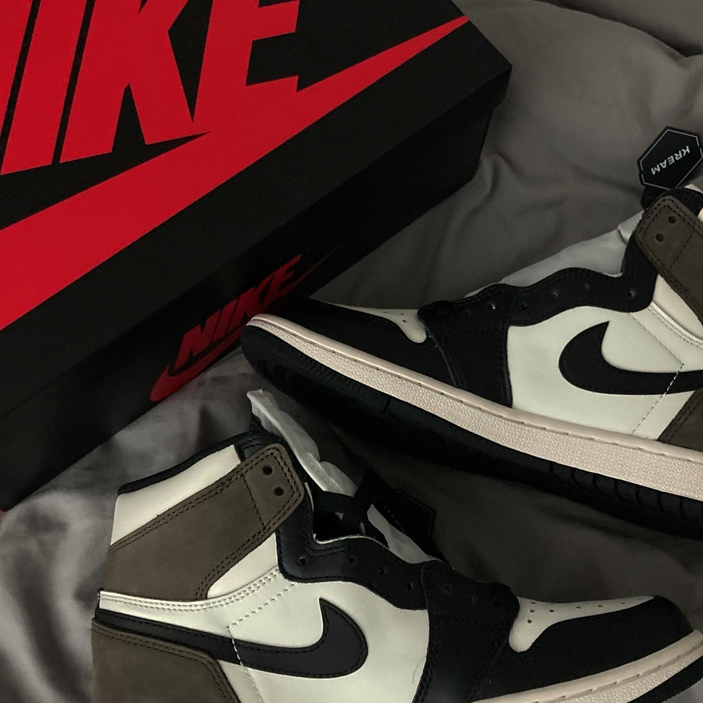 Jordan 1 Retro High OG Black Mocha 착용 스타일 - 2
