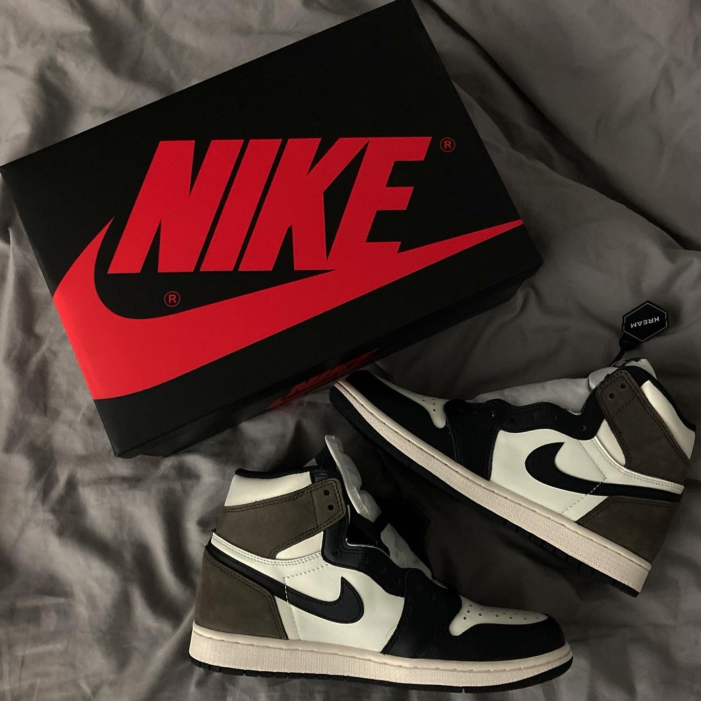 Jordan 1 Retro High OG Black Mocha 착용 스타일 - 1