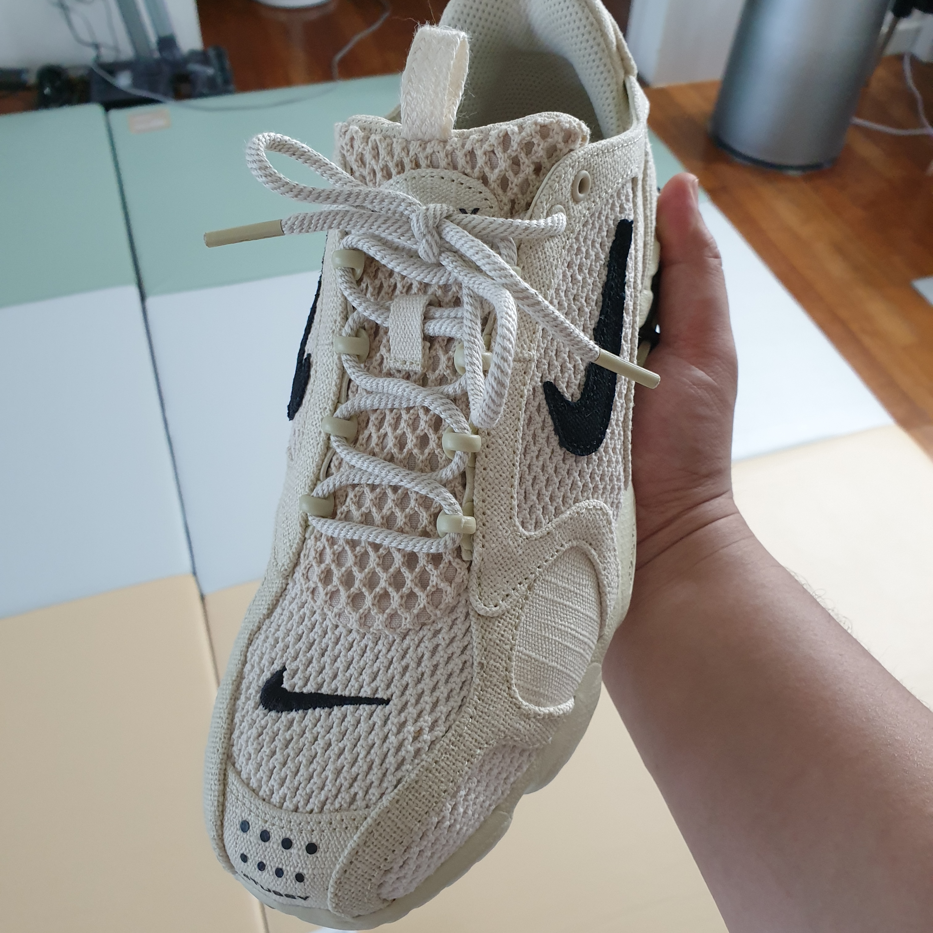 Nike x Stussy Air Zoom Spiridon Cage 2 Fossil 착용 스타일 - 1