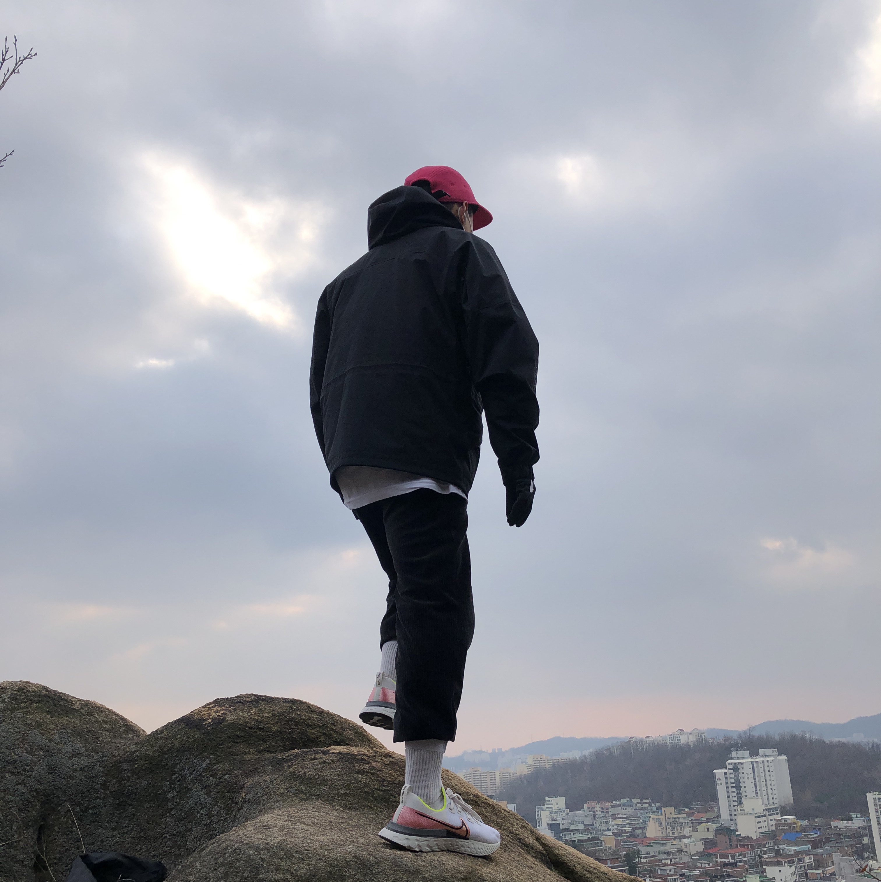 Nike React Infinity Run Platinum Tint Pink Blast 착용 스타일 - 2