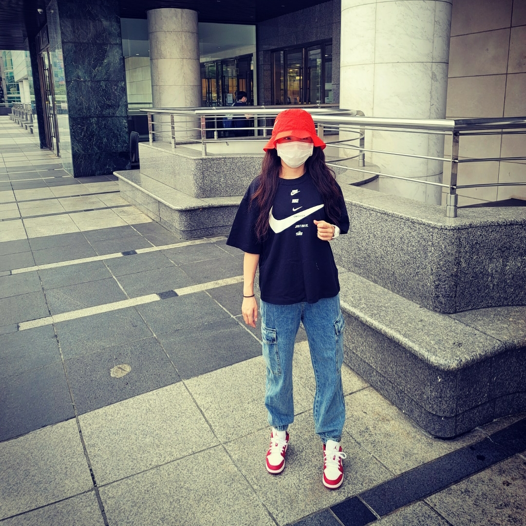 Jordan 1 Low Gym Red White, Nike x Stussy Bucket Hat Habanero Red 착용 스타일