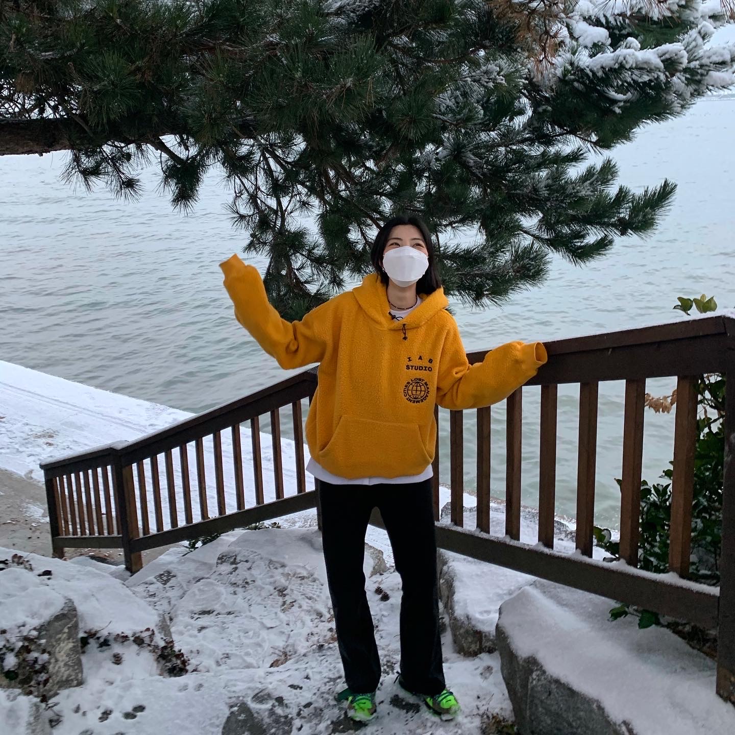 (W) Nike x Off-White Zoom Terra Kiger 5 Electric Green, IAB Studio x LMC Boa Fleece Hoodie Yellow 착용 스타일 - 3