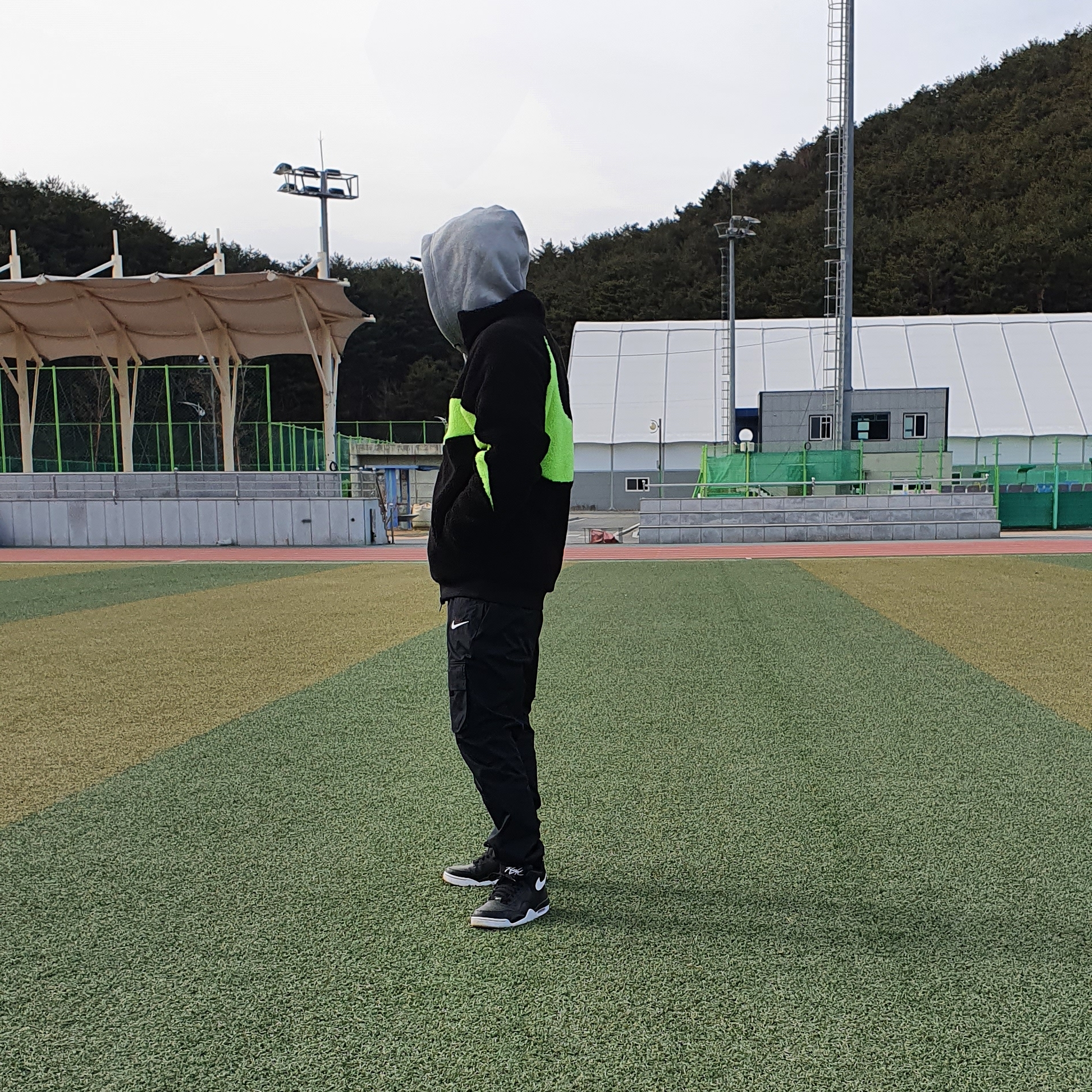 Nike Big Swoosh Full Zip Jacket Black Volt 착용 스타일