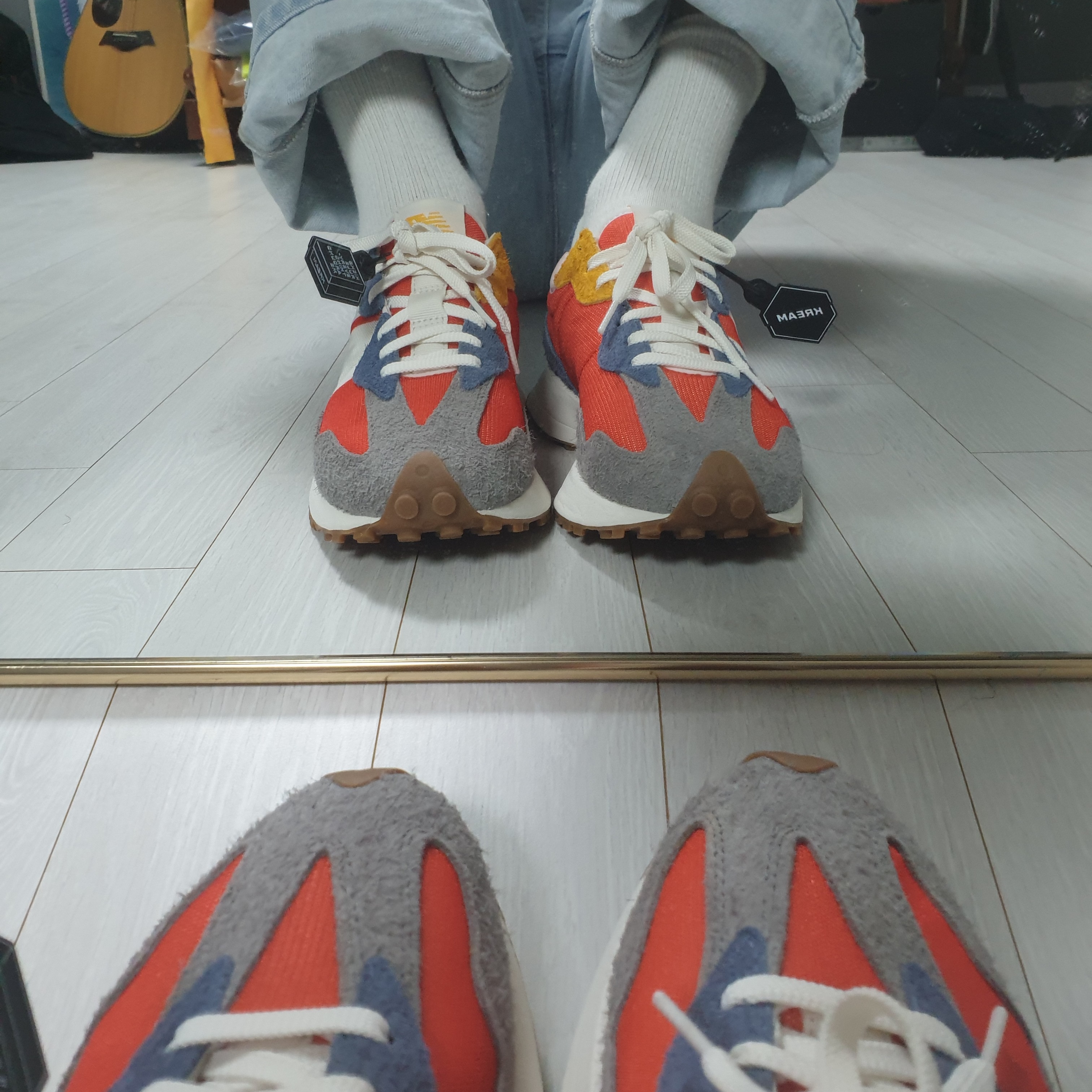 New Balance 327 Dark Blaze 착용 스타일 - 2