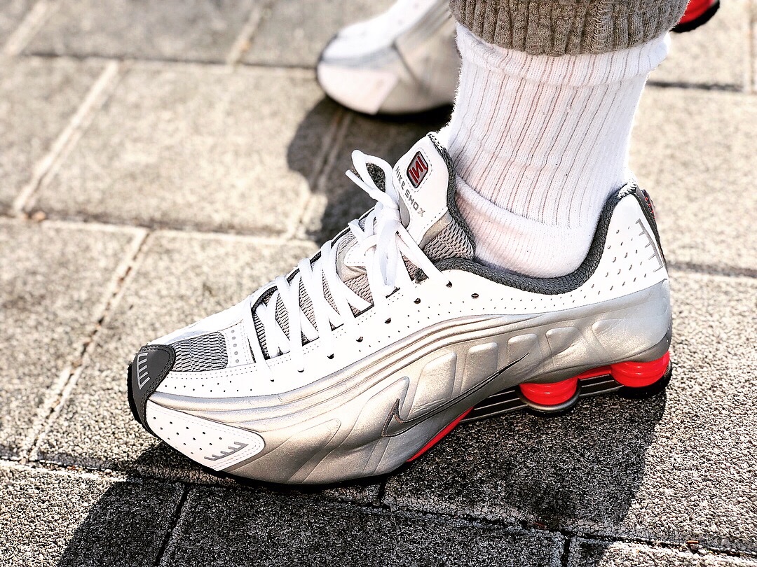Nike Shox R4 Metallic Silver Comet Red 착용 스타일 - 1