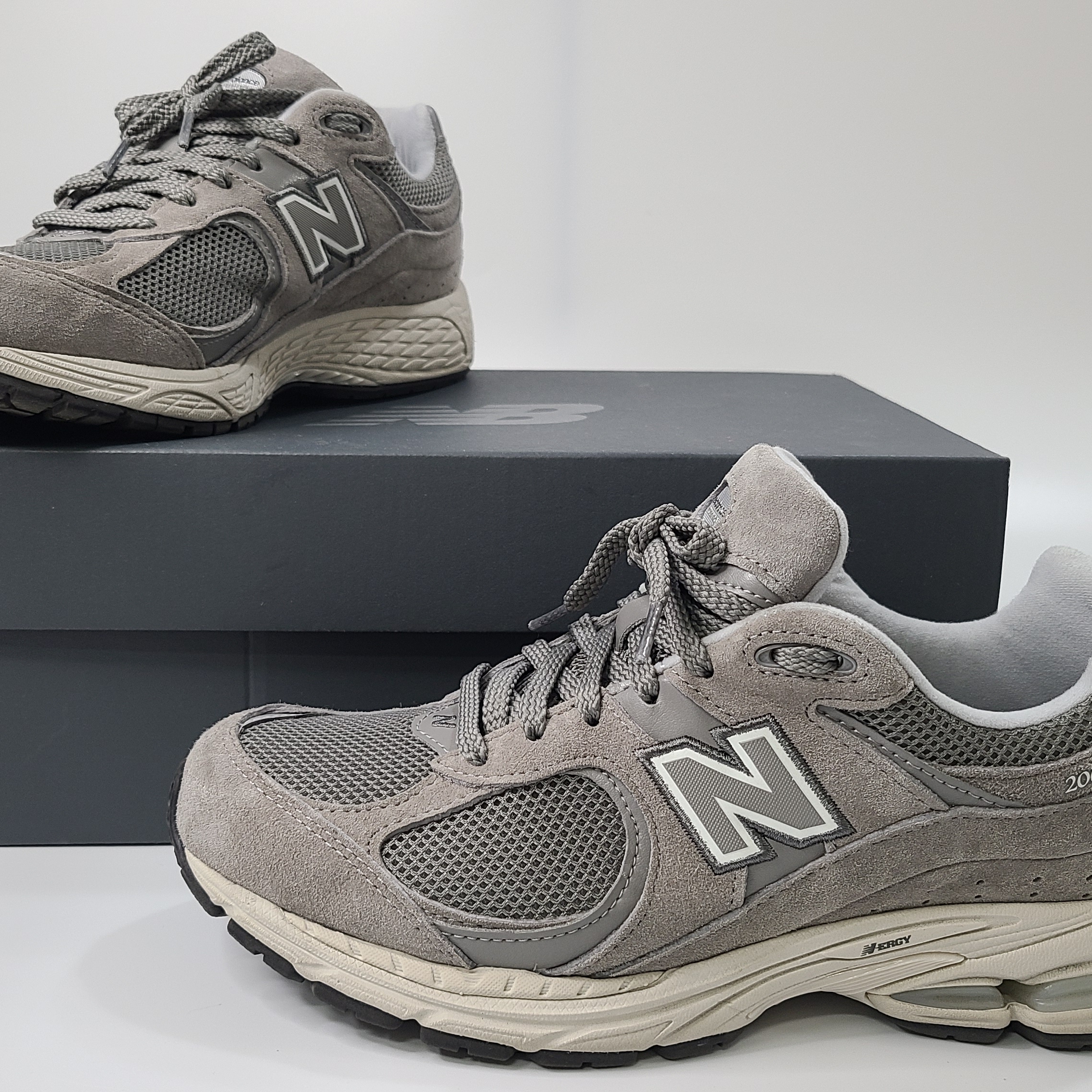 New Balance 2002R Grey 착용 스타일