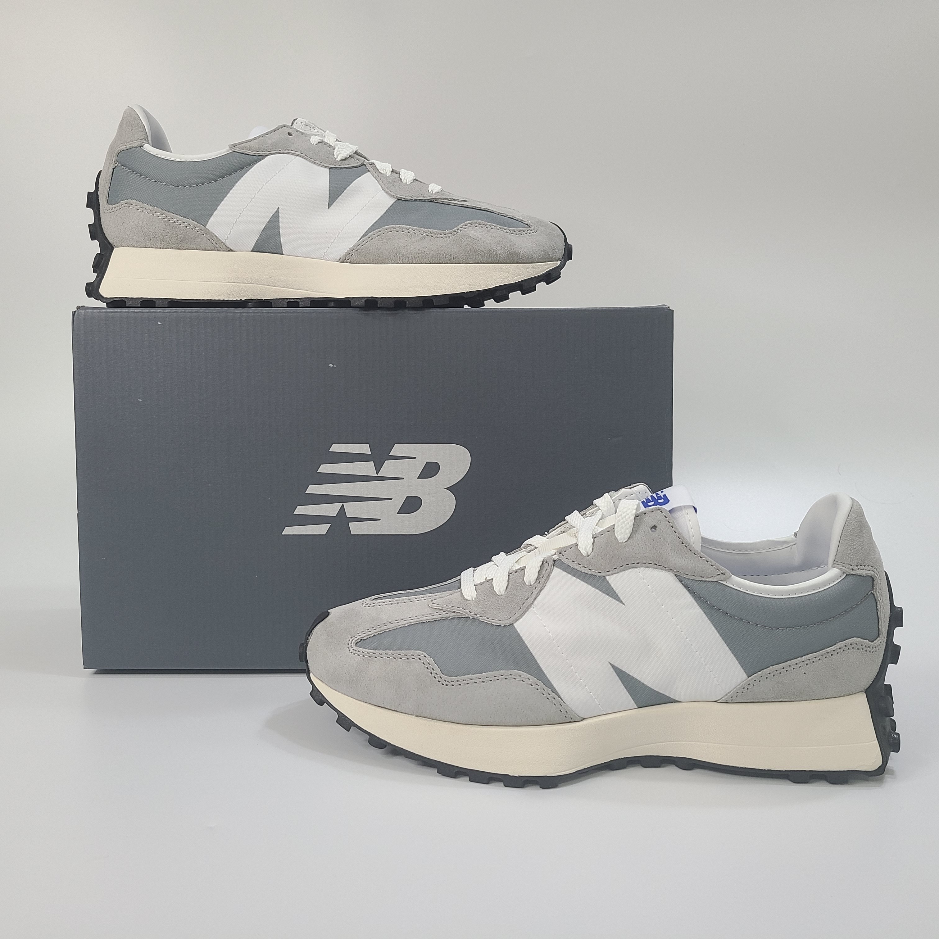 New Balance 327 Grey 착용 스타일