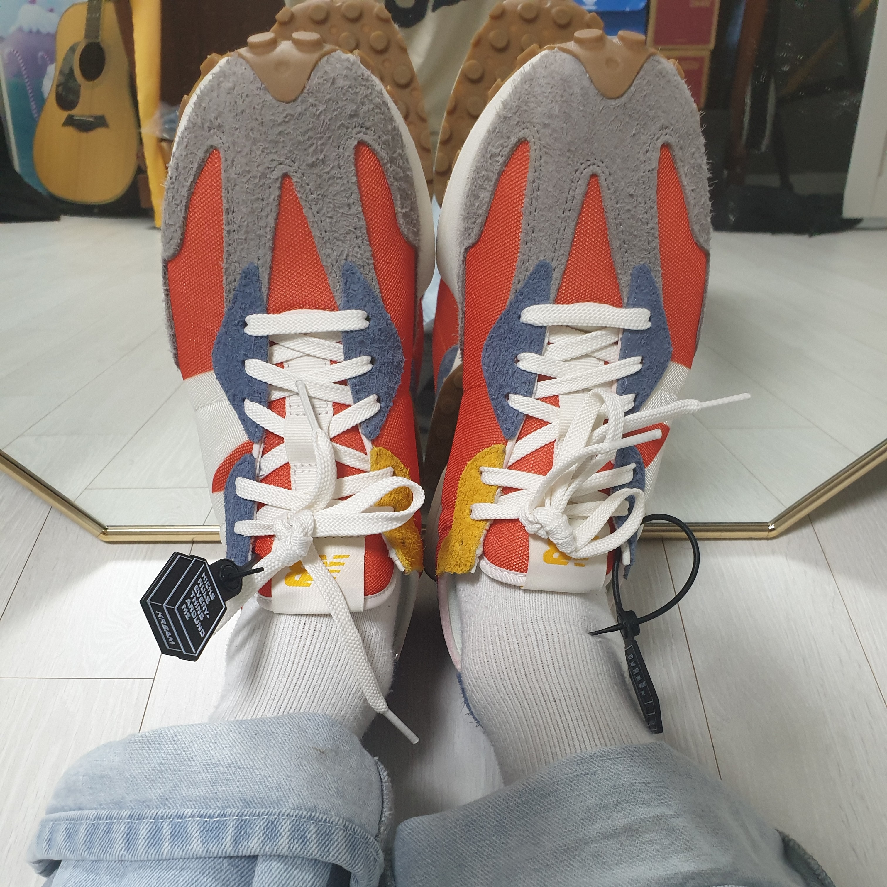New Balance 327 Dark Blaze 착용 스타일 - 3