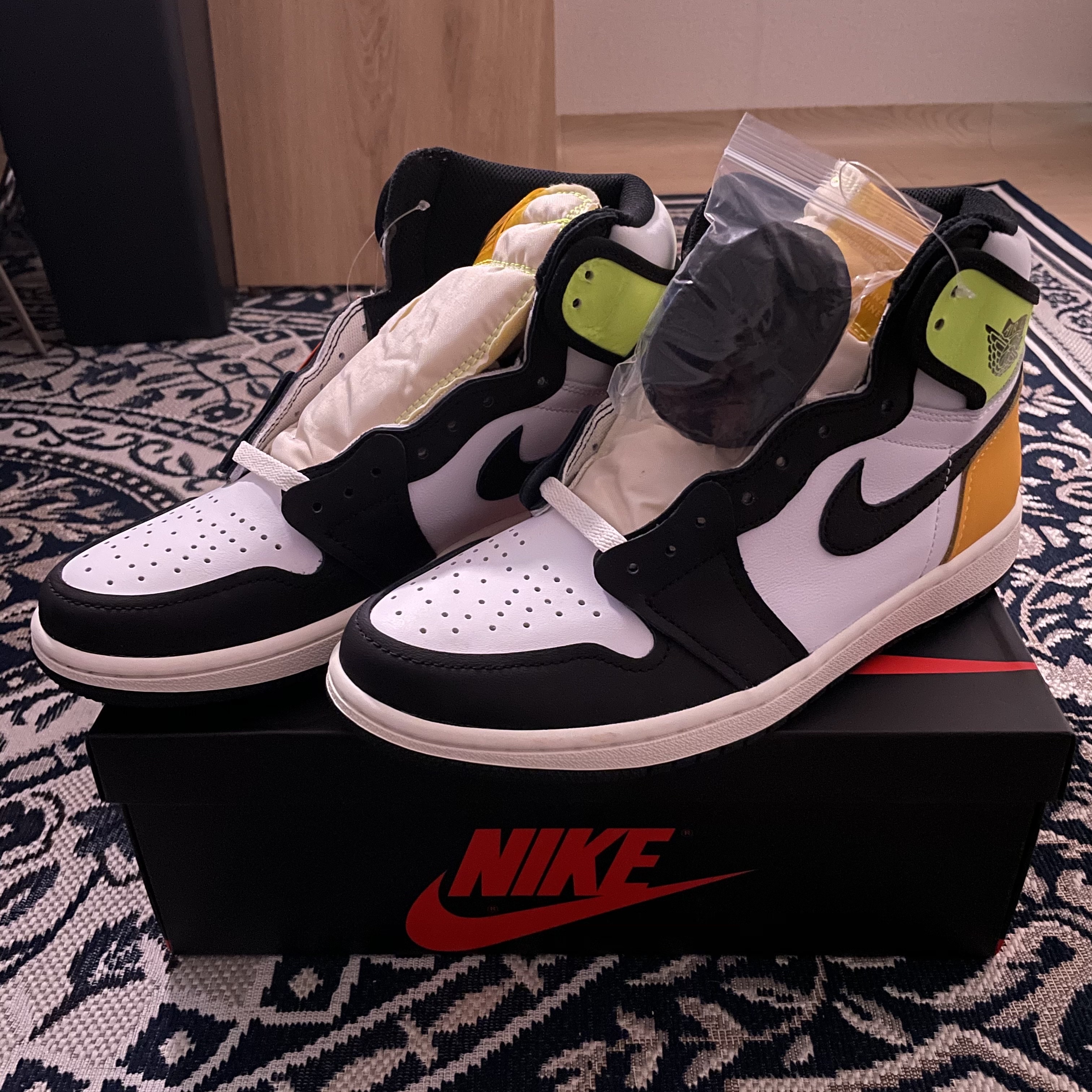 Jordan 1 Retro High OG Volt Gold 착용 스타일