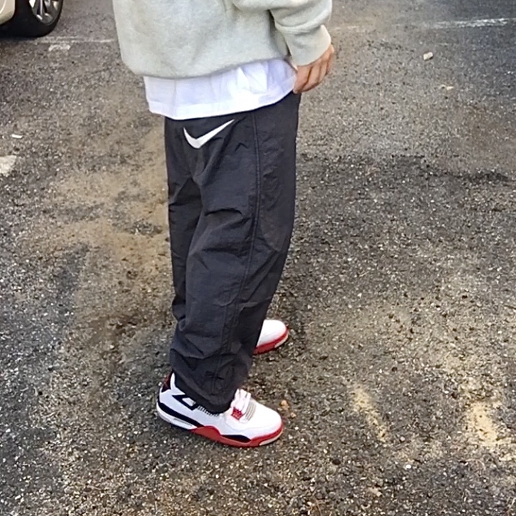 Nike x Stussy Beach Pants Off Noir, Jordan 4 Retro OG Fire Red 2020 착용 스타일 - 2