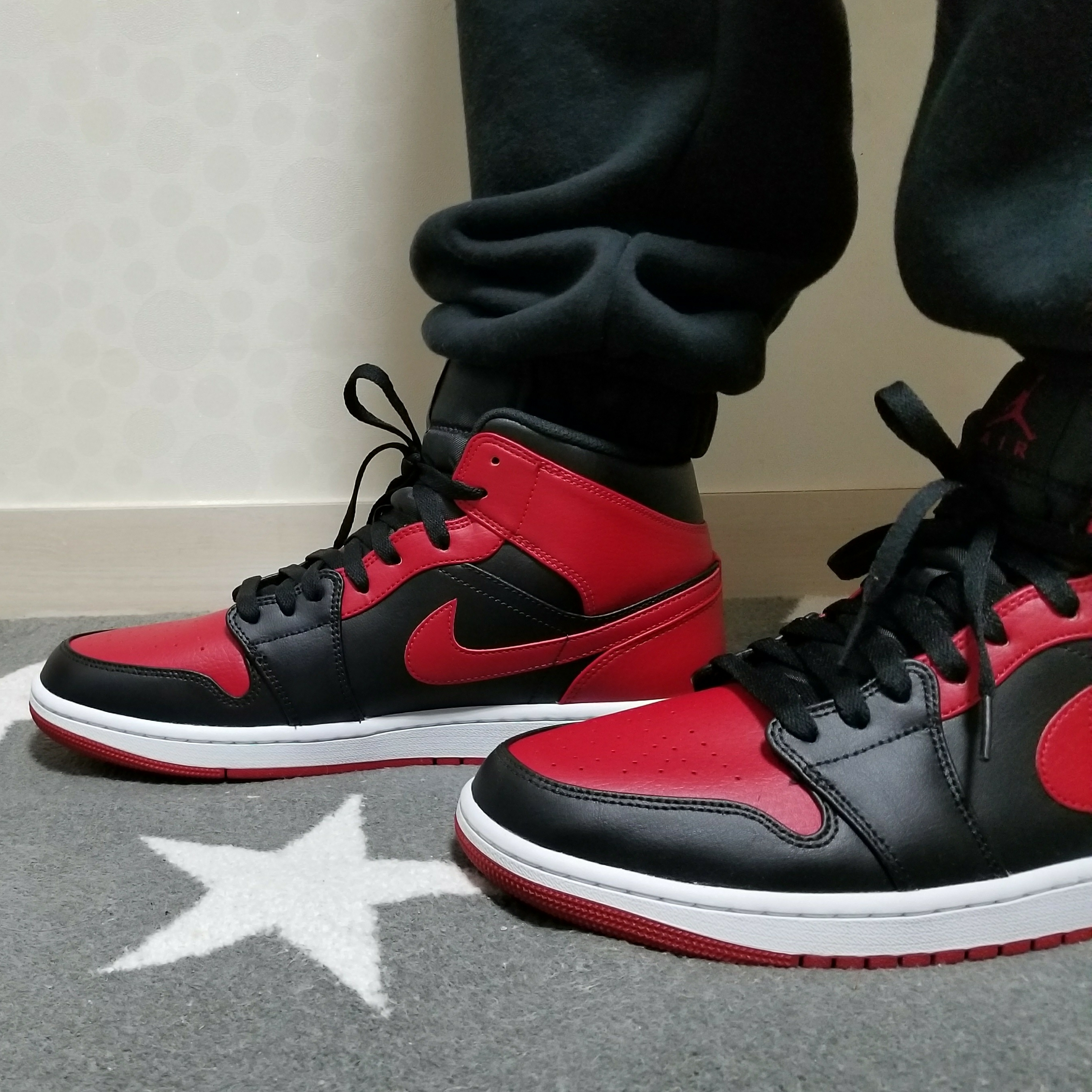 Jordan 1 Mid Bred Banned 2020 착용 스타일 - 3
